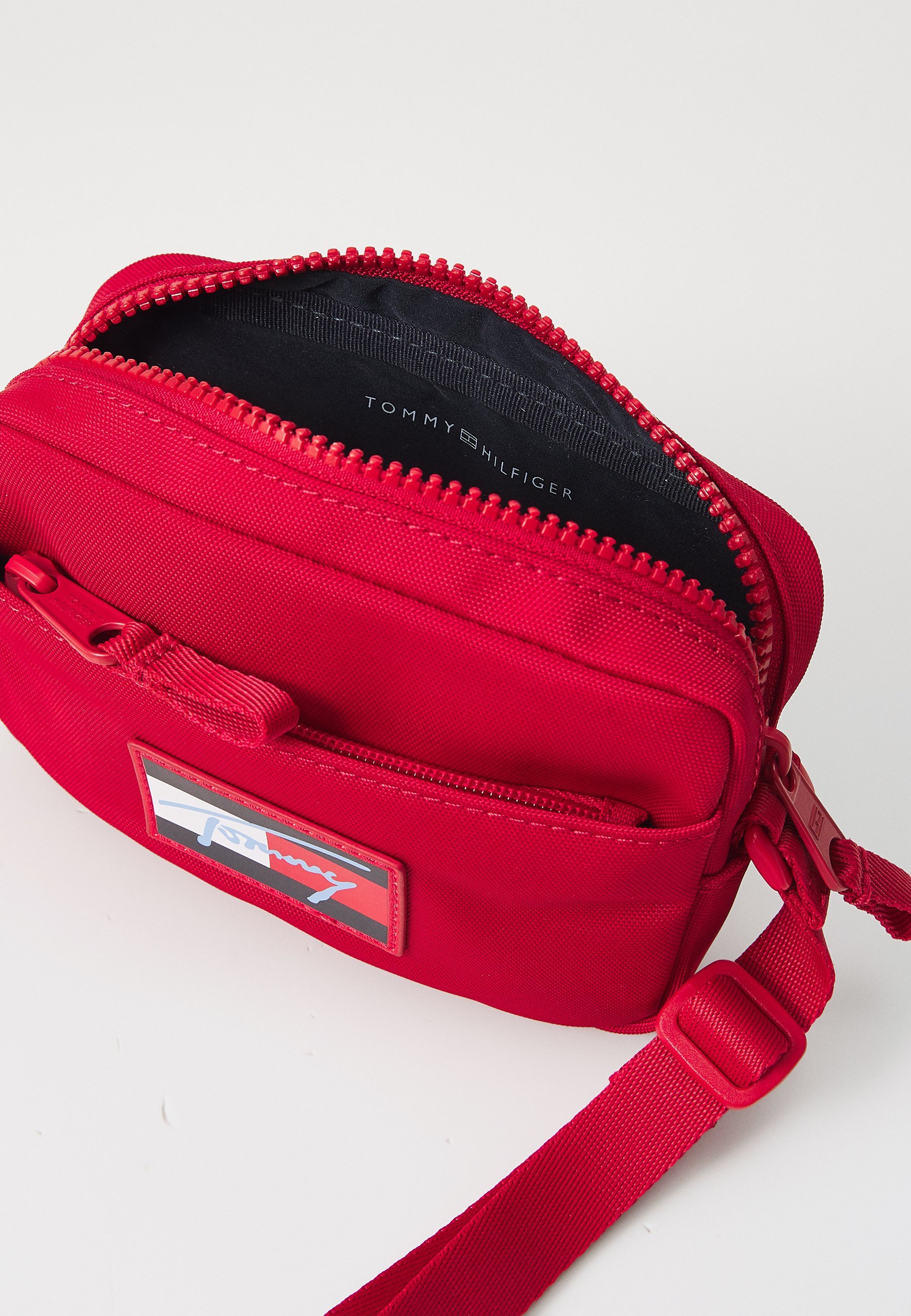 Tommy Hilfiger SCRIPT FLAG CROSSOVER TAS UNISEX - Crossbodytas - middelgroot rood