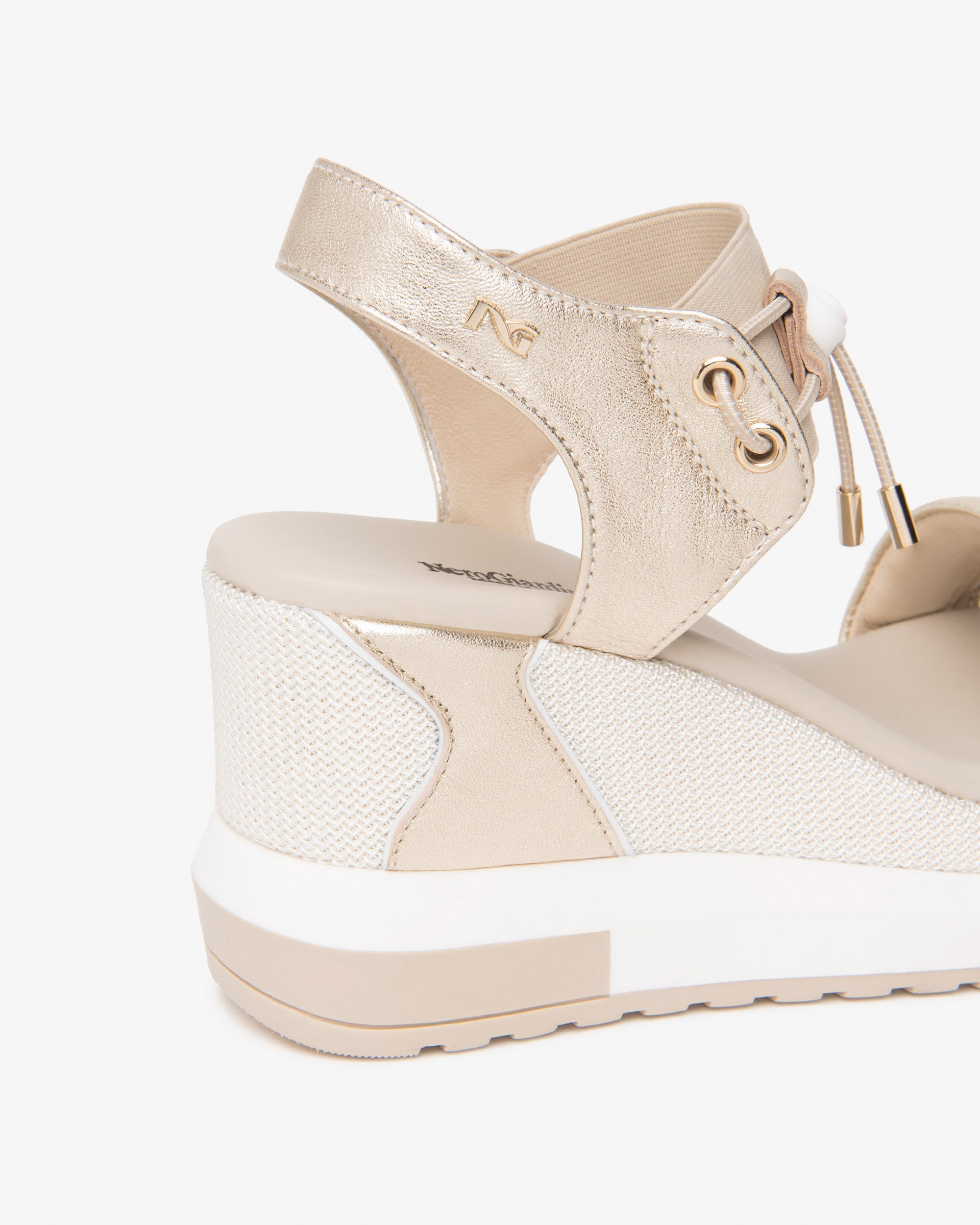  Damensandalen aus Leder, Canvas und technischen Materialien