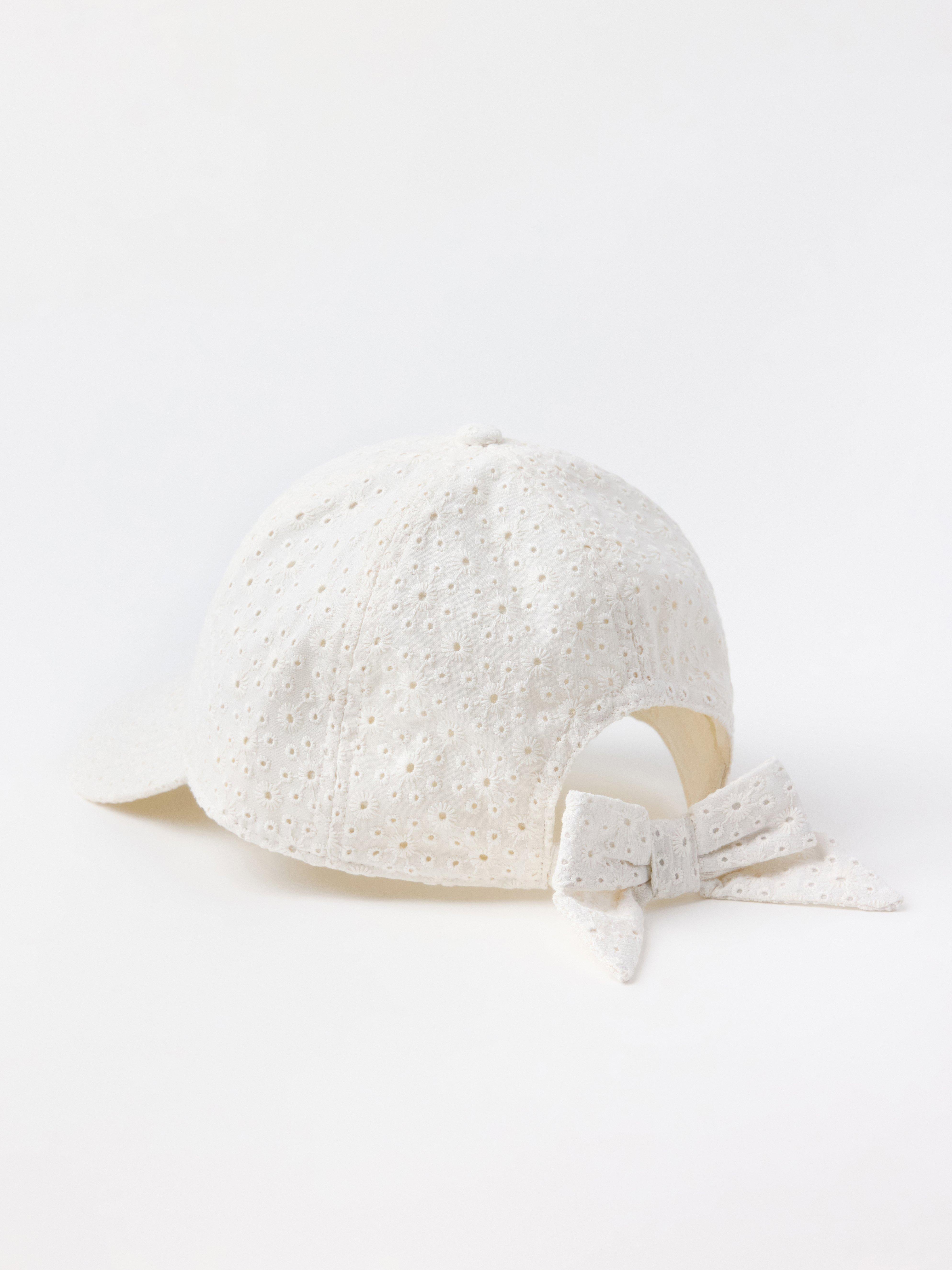 Keps en broderie anglaise blanc cassé