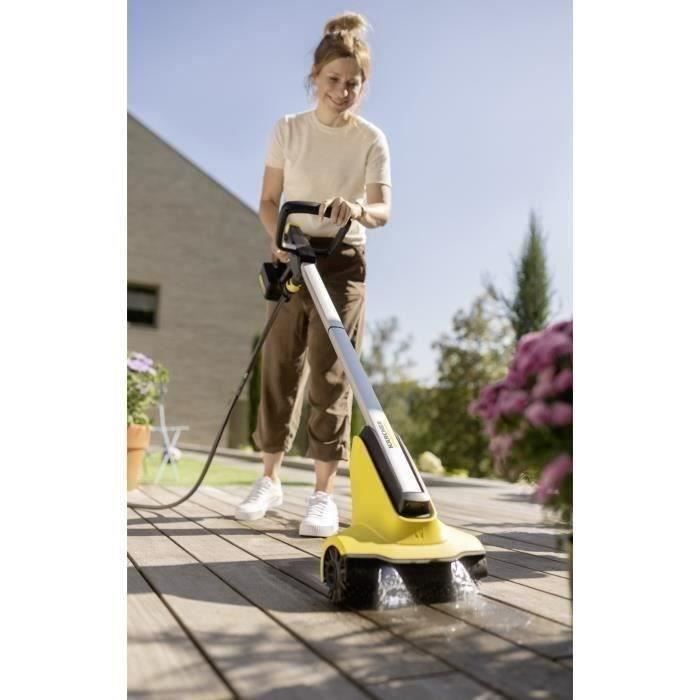 Limpiador de patios inalámbrico Karcher PCL 3-18 con batería de 18 V/2,5 Ah y cepillo giratorio.