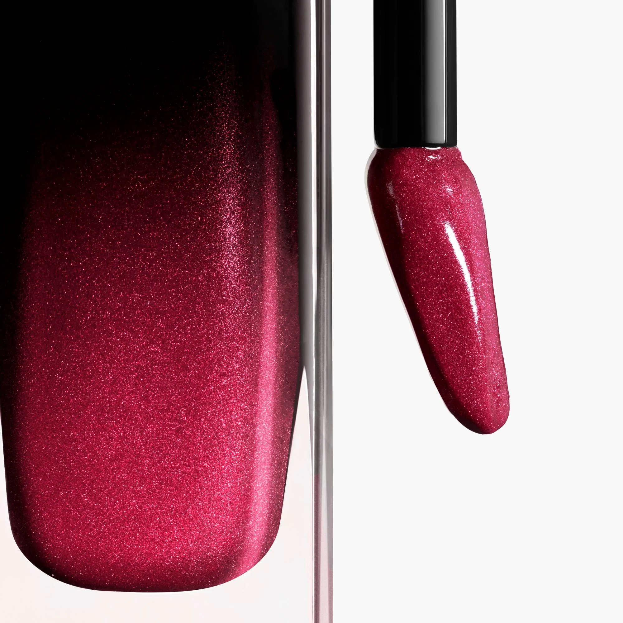 ROUGE ALLURE LAQUE - IL ROSSETTO FLUIDO BRILLANTE TENUTA ESTREMA