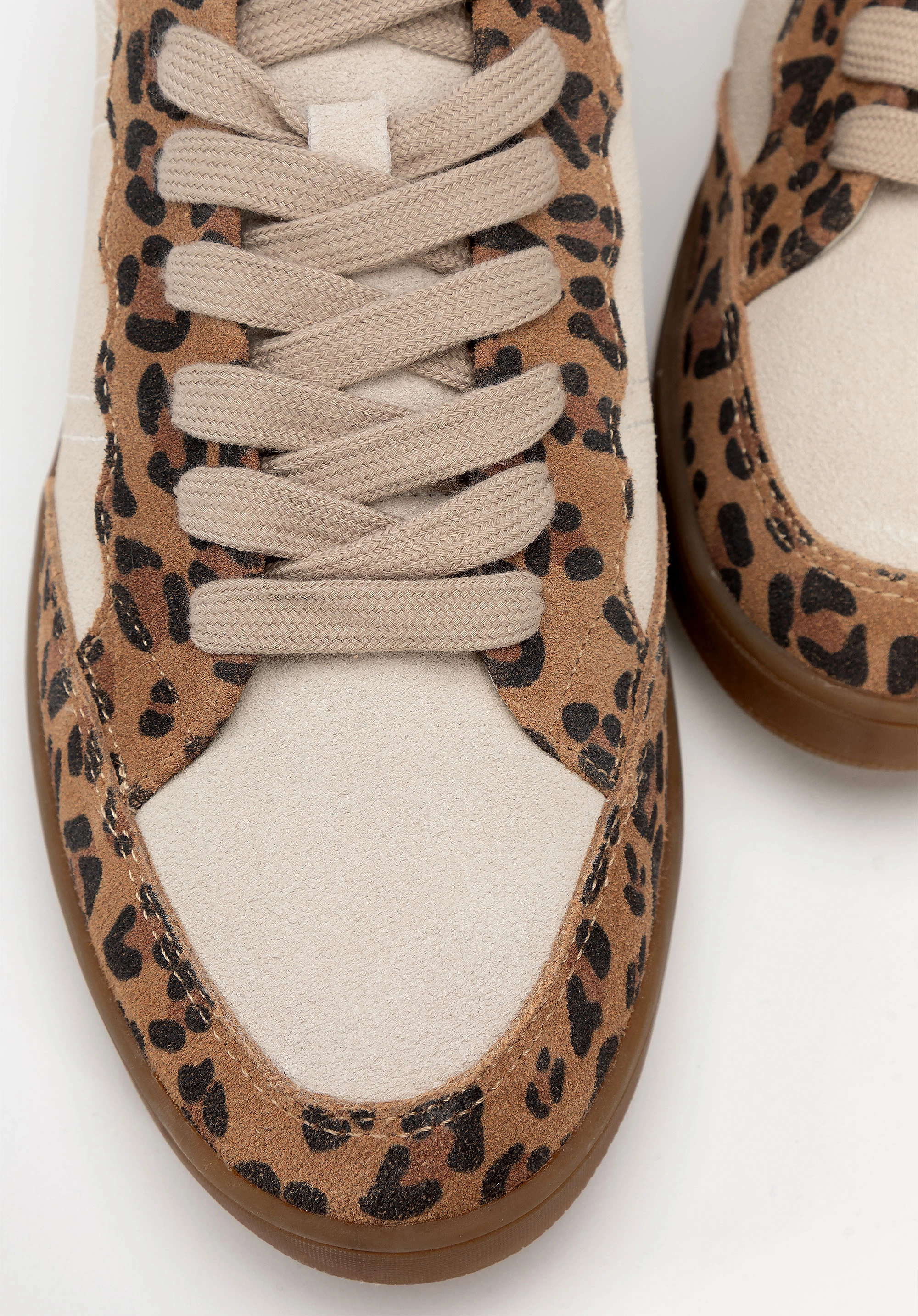 Zamszowe sneakersy z kontrastowymi elementami brązowo - beżowe