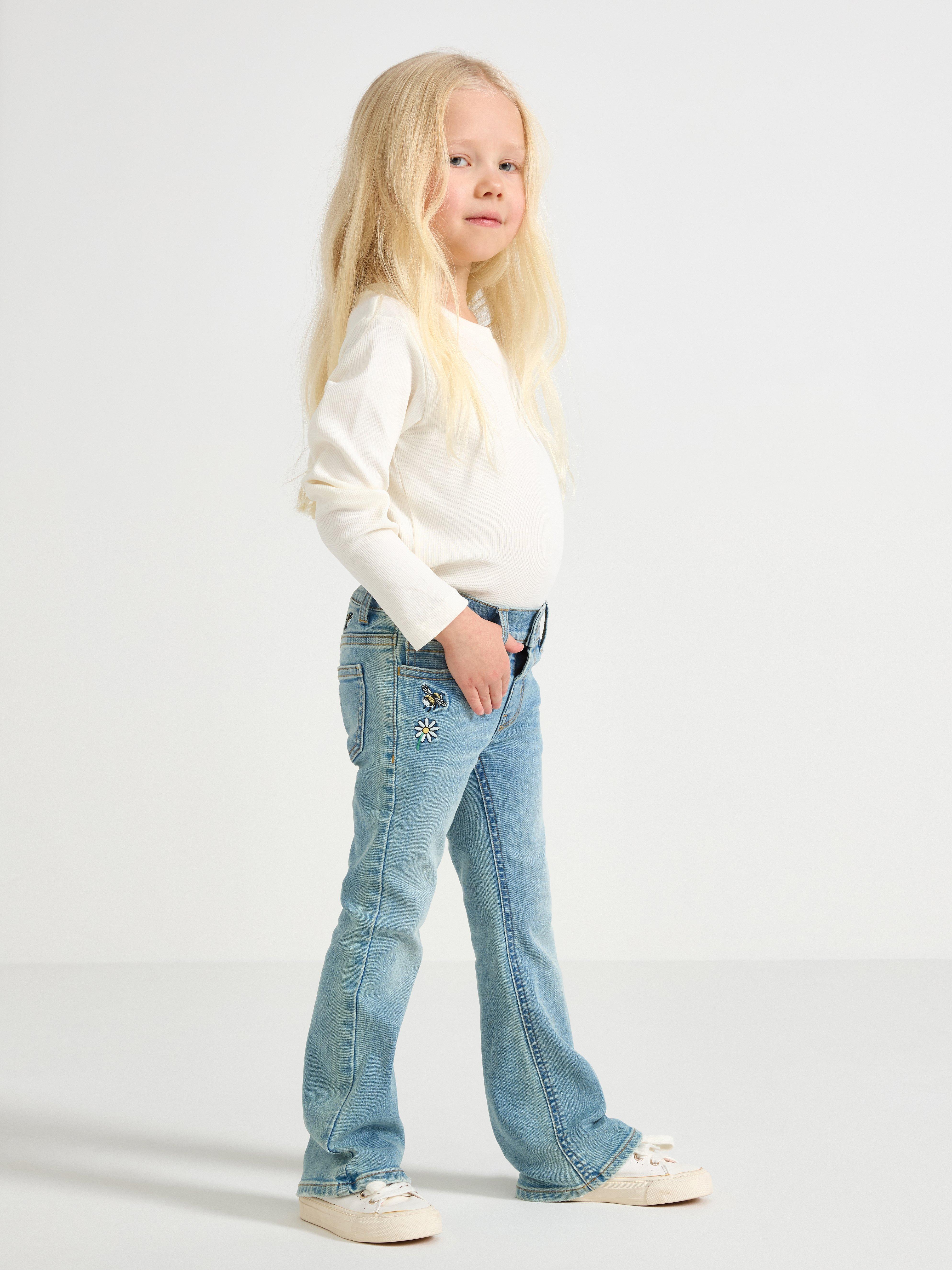 FREJA Jeans acampanados con bordados, mezclilla clara