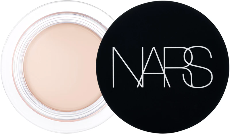 Corretivo NARS Soft Matte Complete para uma cobertura perfeita.