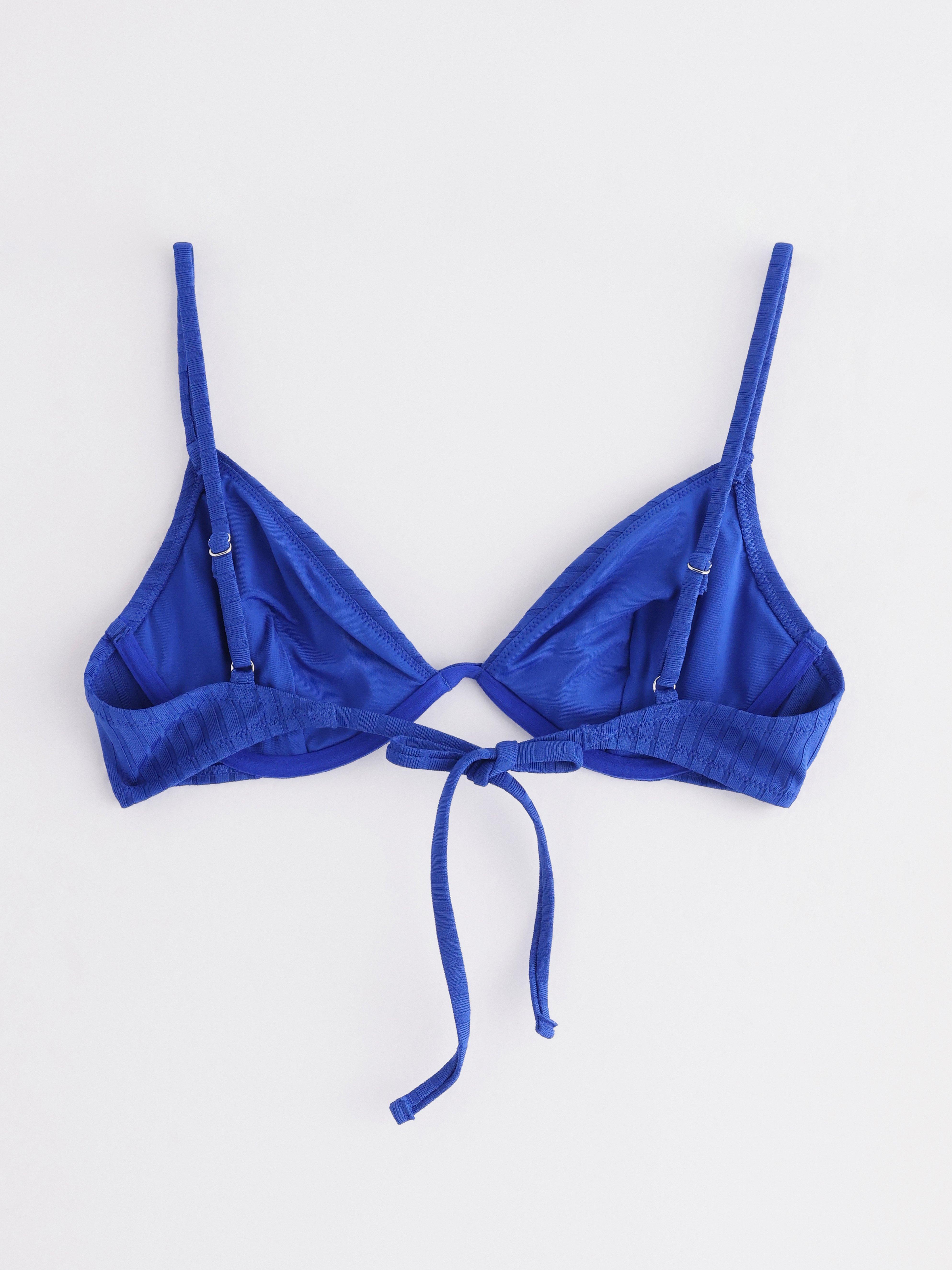 Top de bikini con aros sin relleno, color azul.