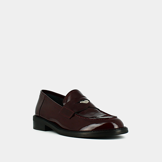 Mocassins à bouts arrondis et détails argentés  en cuir verni bordeaux
