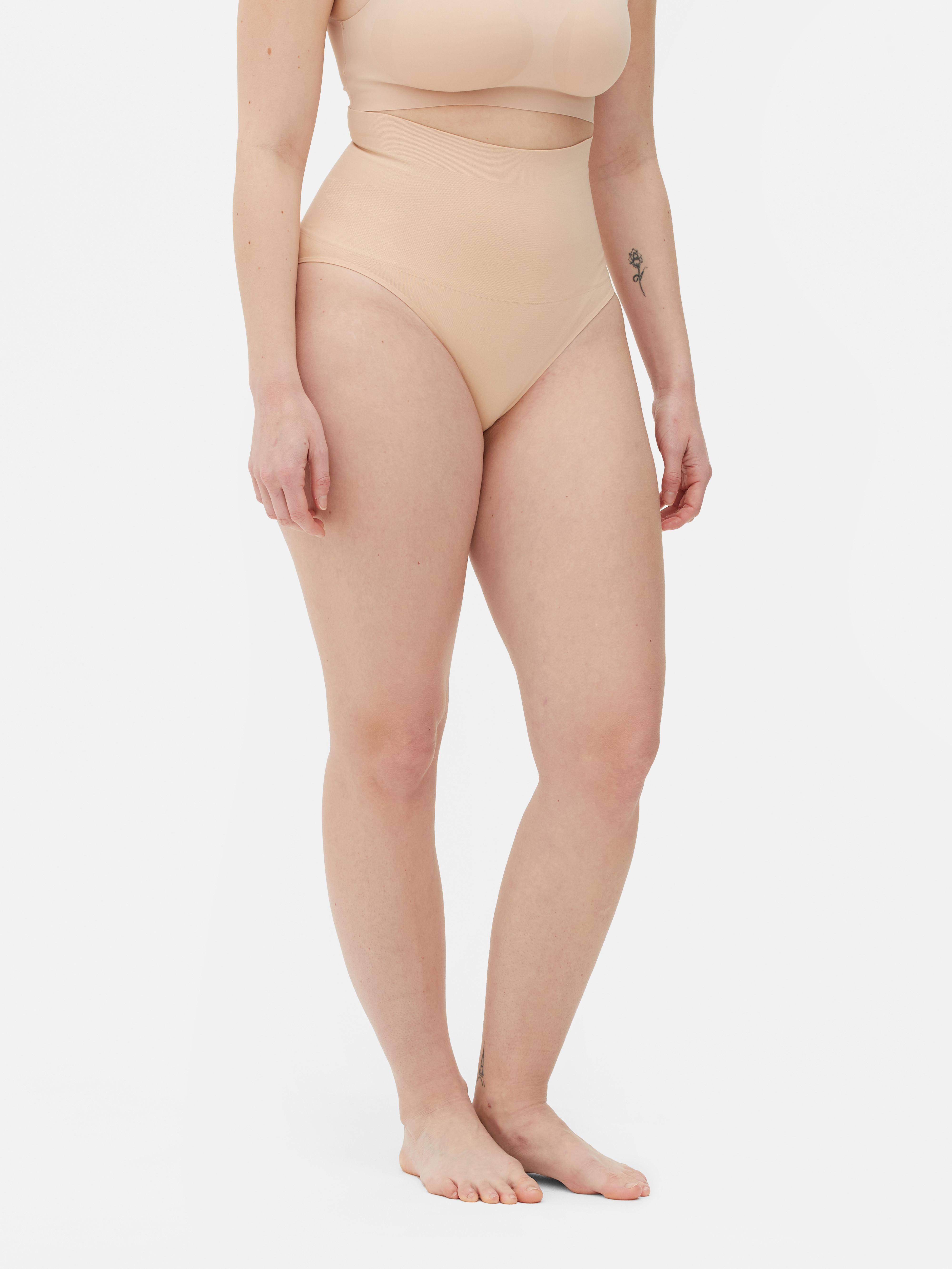 Slip modellanti a vita alta senza cuciture. Questi slip elasticizzati e contenitivi possono aiutarti ad aumentare la tua autostima.