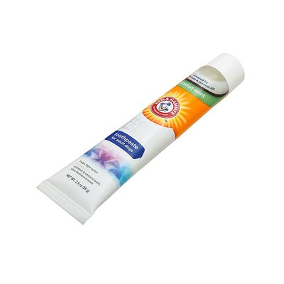Kit de higiene bucal Arm & Hammer com escova e pasta de dente.