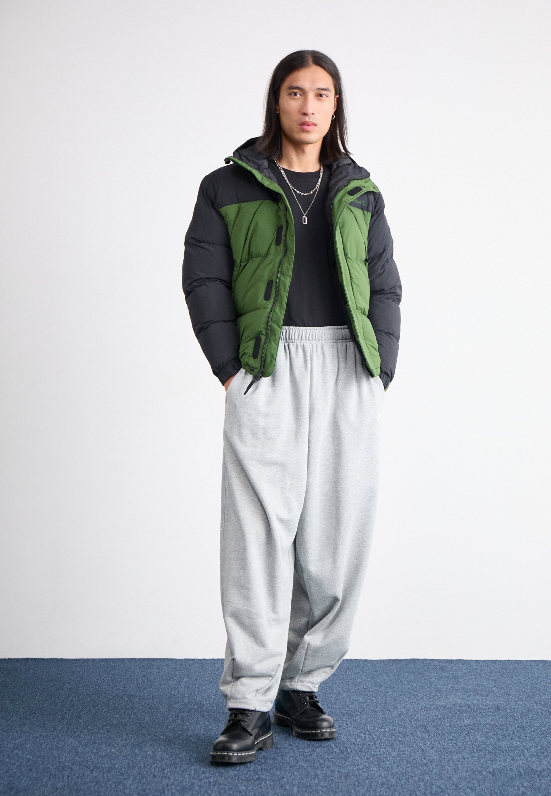 Nike Sportswear CLUB FLEECE - Trainingsbroek - donkergrijs gemêleerd/licht rookgrijs/wit