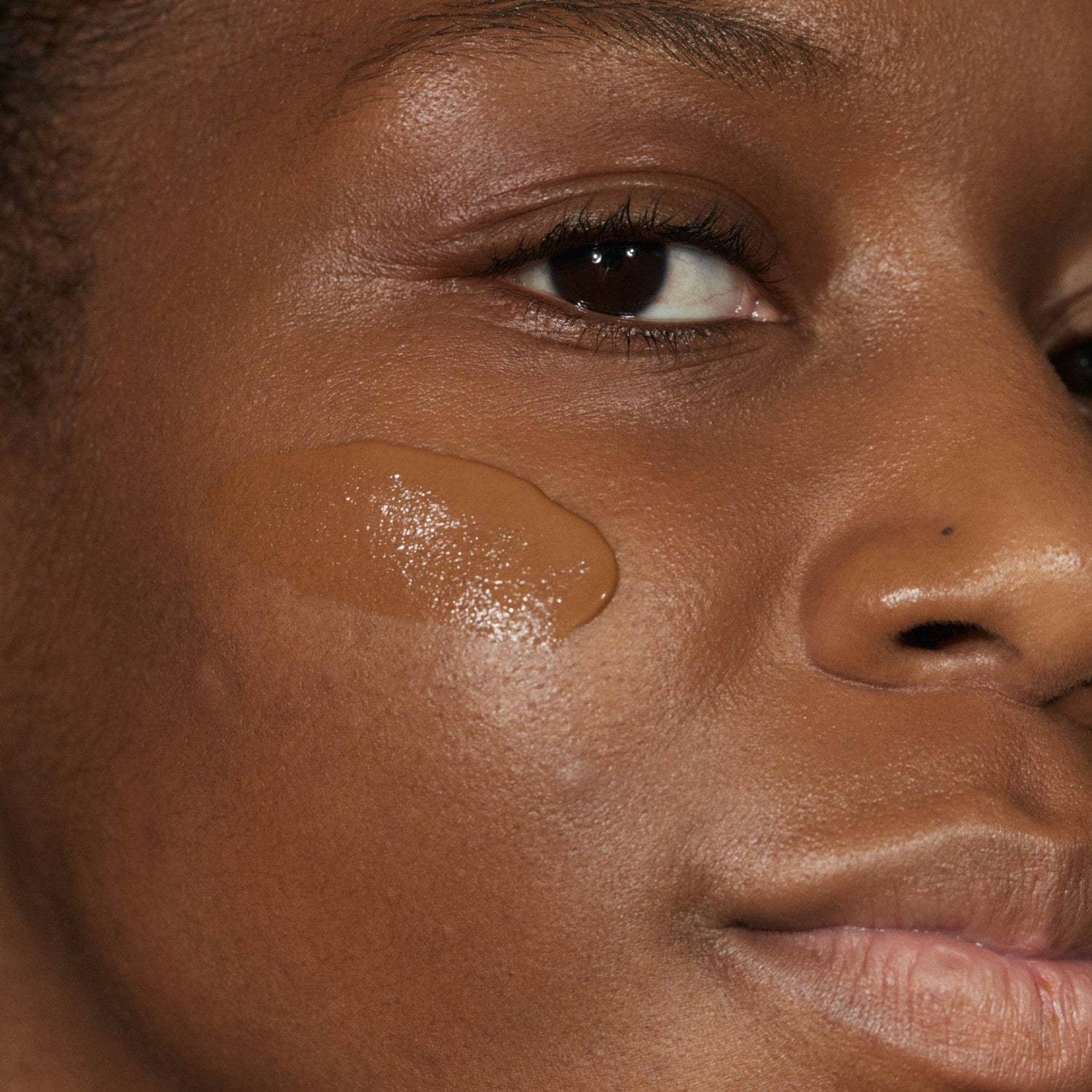 MÁDARA Foundation SKINONYM Semi-Matte Peptide Foundation, Nr. 15 AKMENS - 30 ml