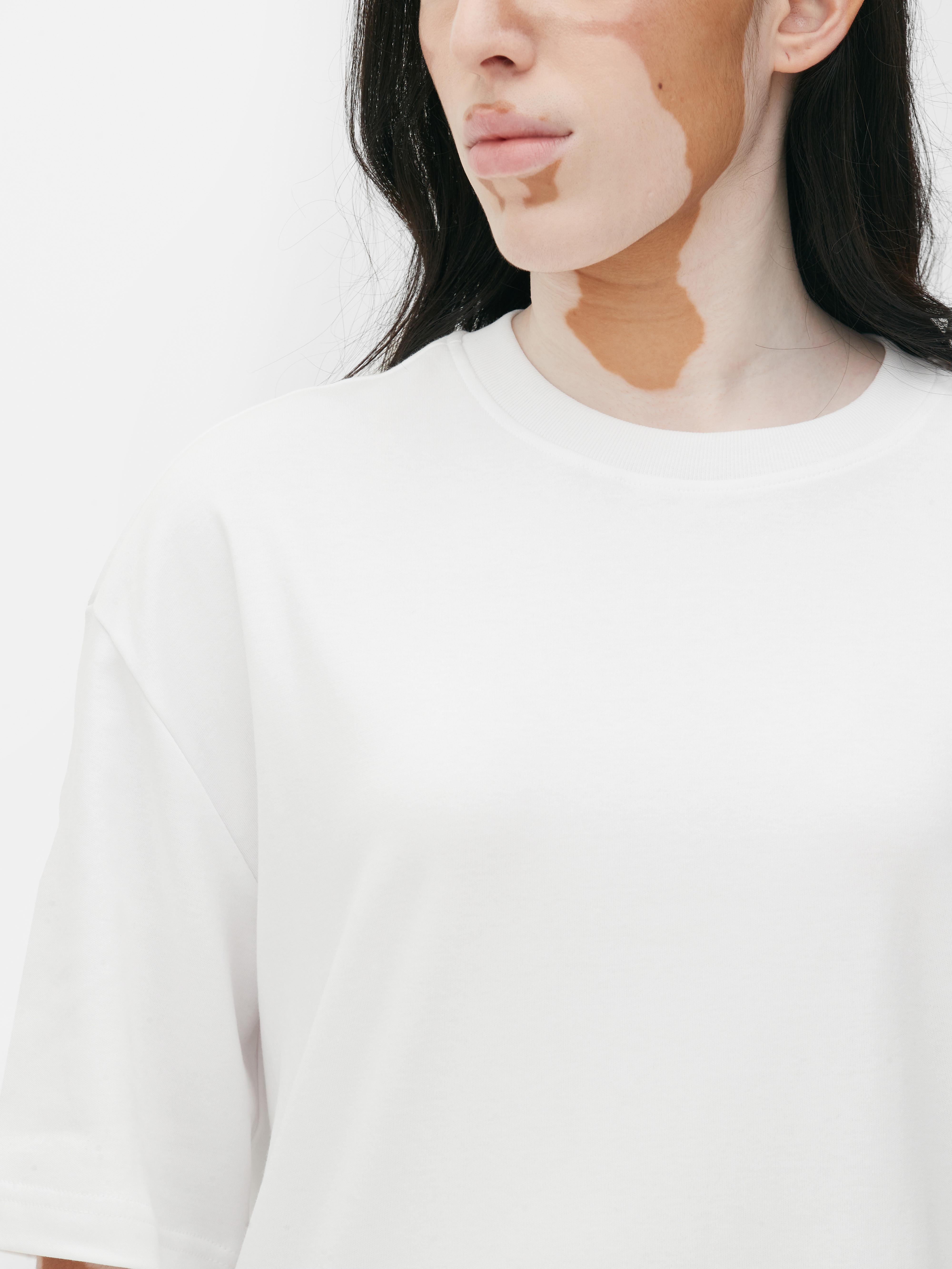 Tricou supradimensionat esențial din jerseu. Este tricoul clasic de zi cu zi, dar frumos și spațios.