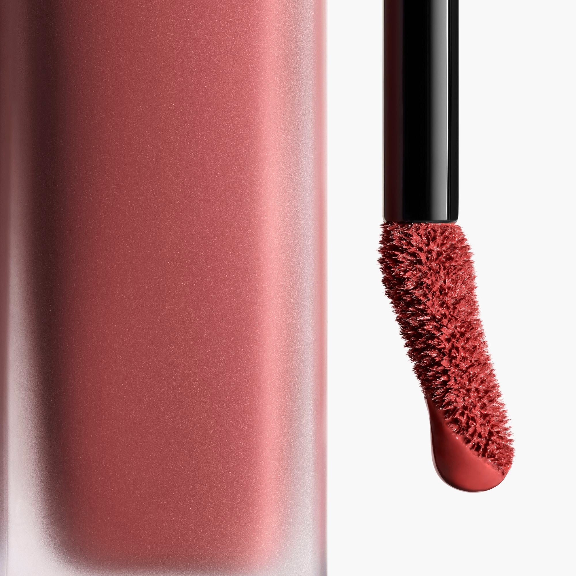 ROUGE ALLURE LIQUID VELVET - IL ROSSETTO FLUIDO OPACO INTENSO ULTRA-TENUTA