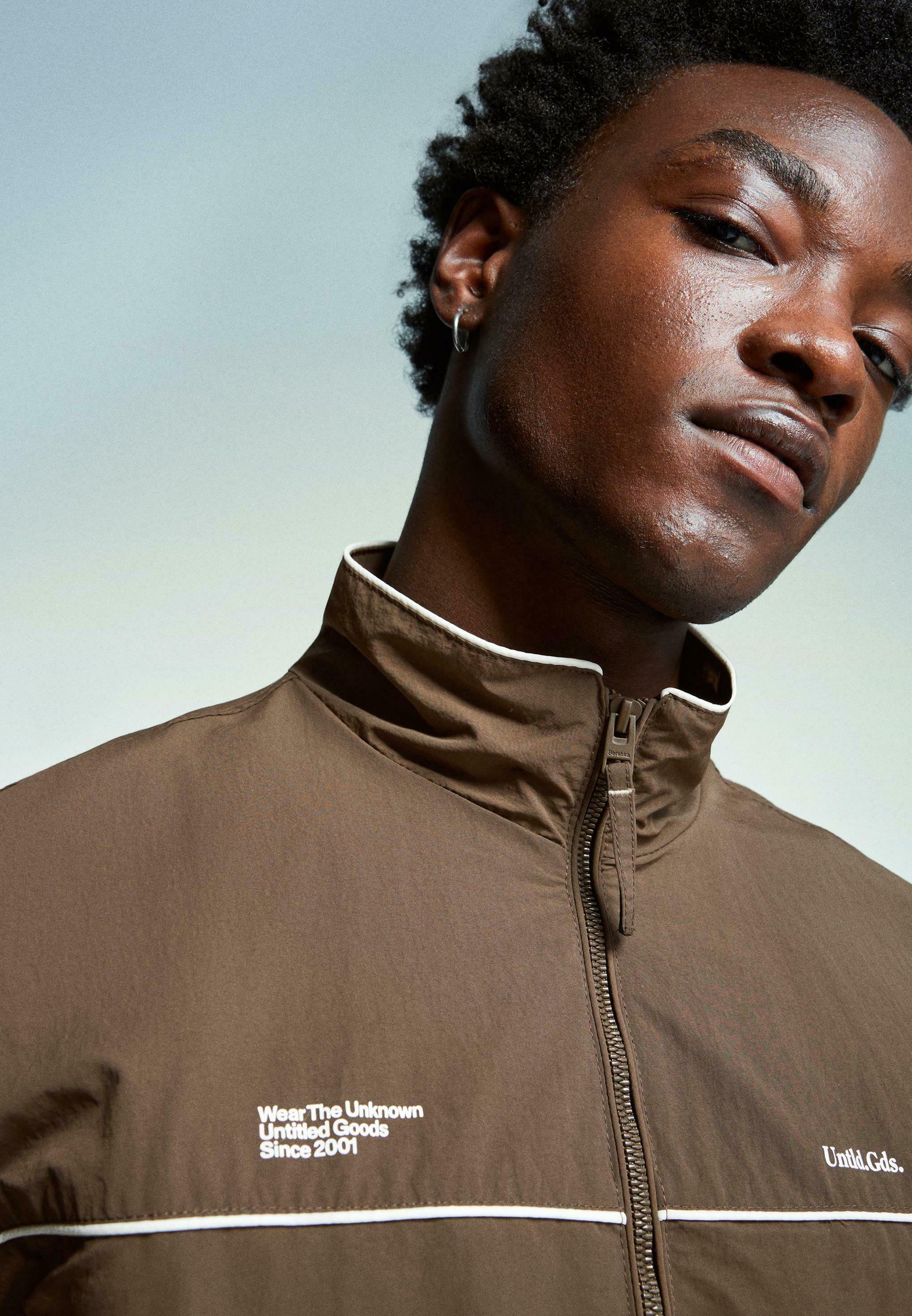 Bershka TECHNICAL - Giacca da allenamento - marrone scuro