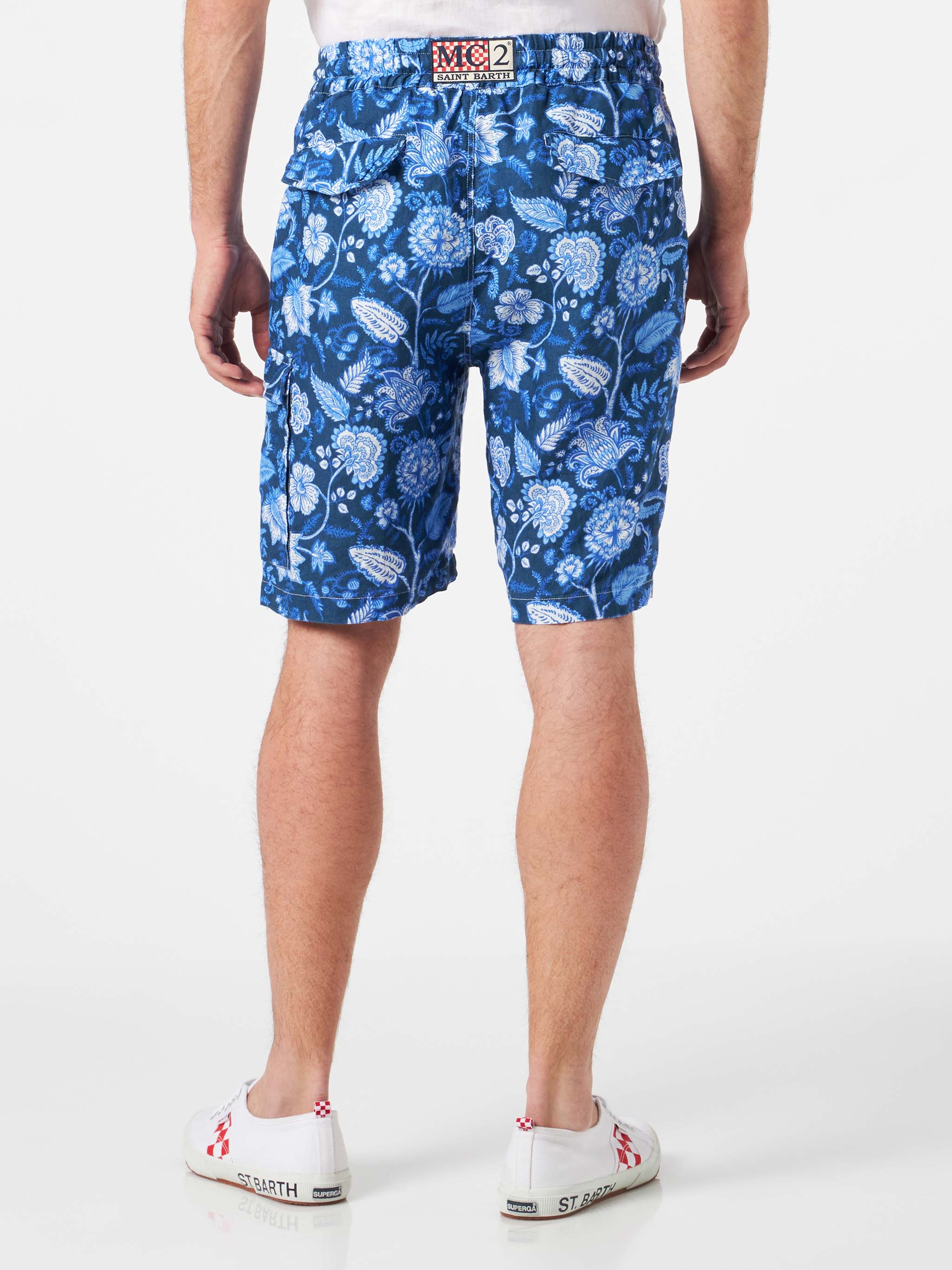 Bermudashorts voor heren van blauw linnen met bloemenprint.