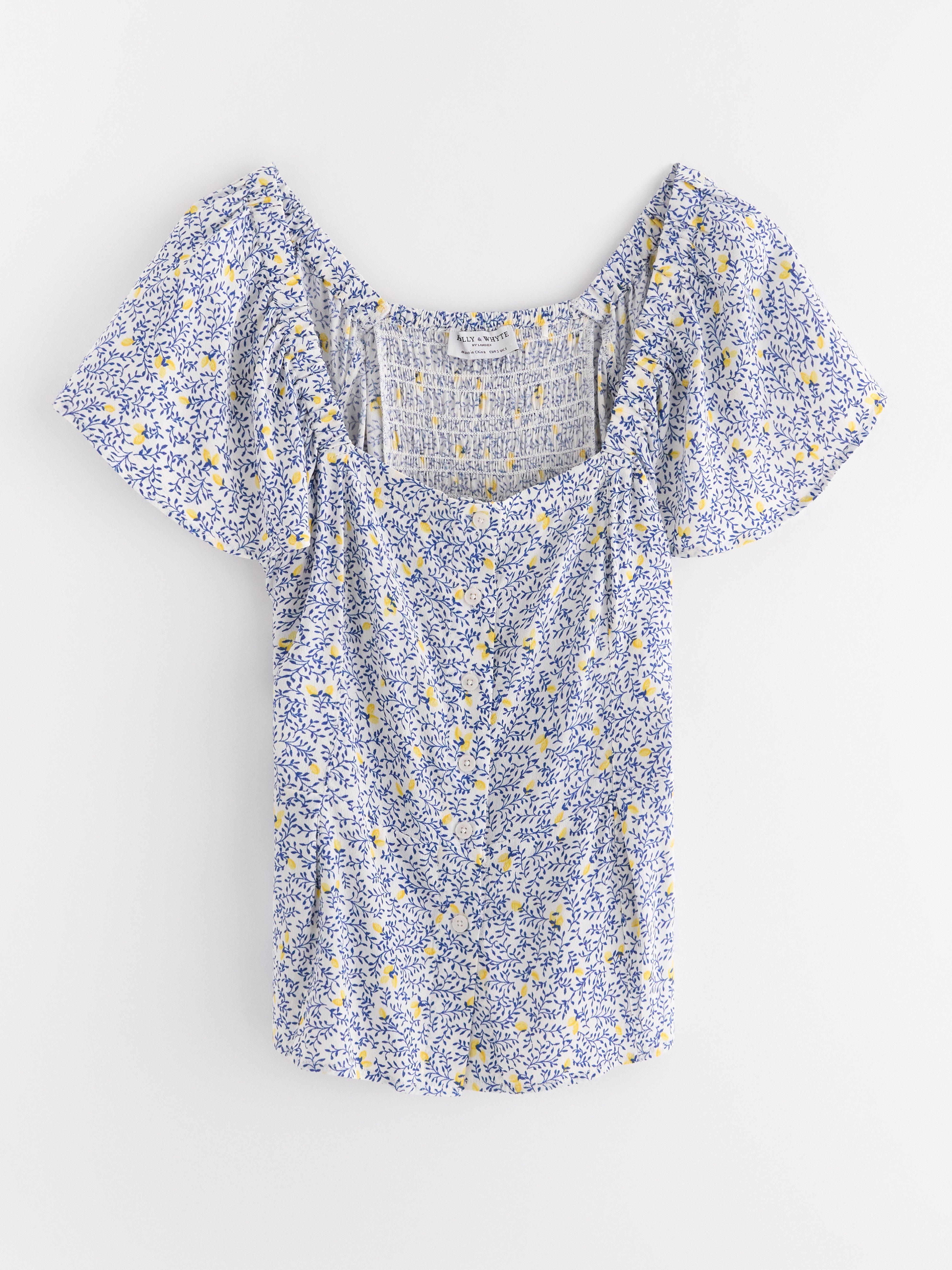 Blusa de manga corta, color blanco empolvado claro.