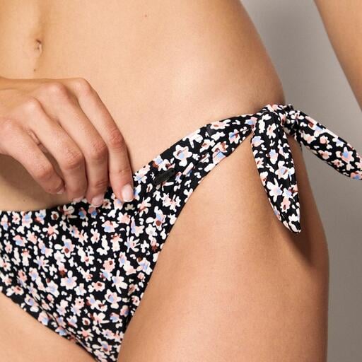  Protest v bikinách