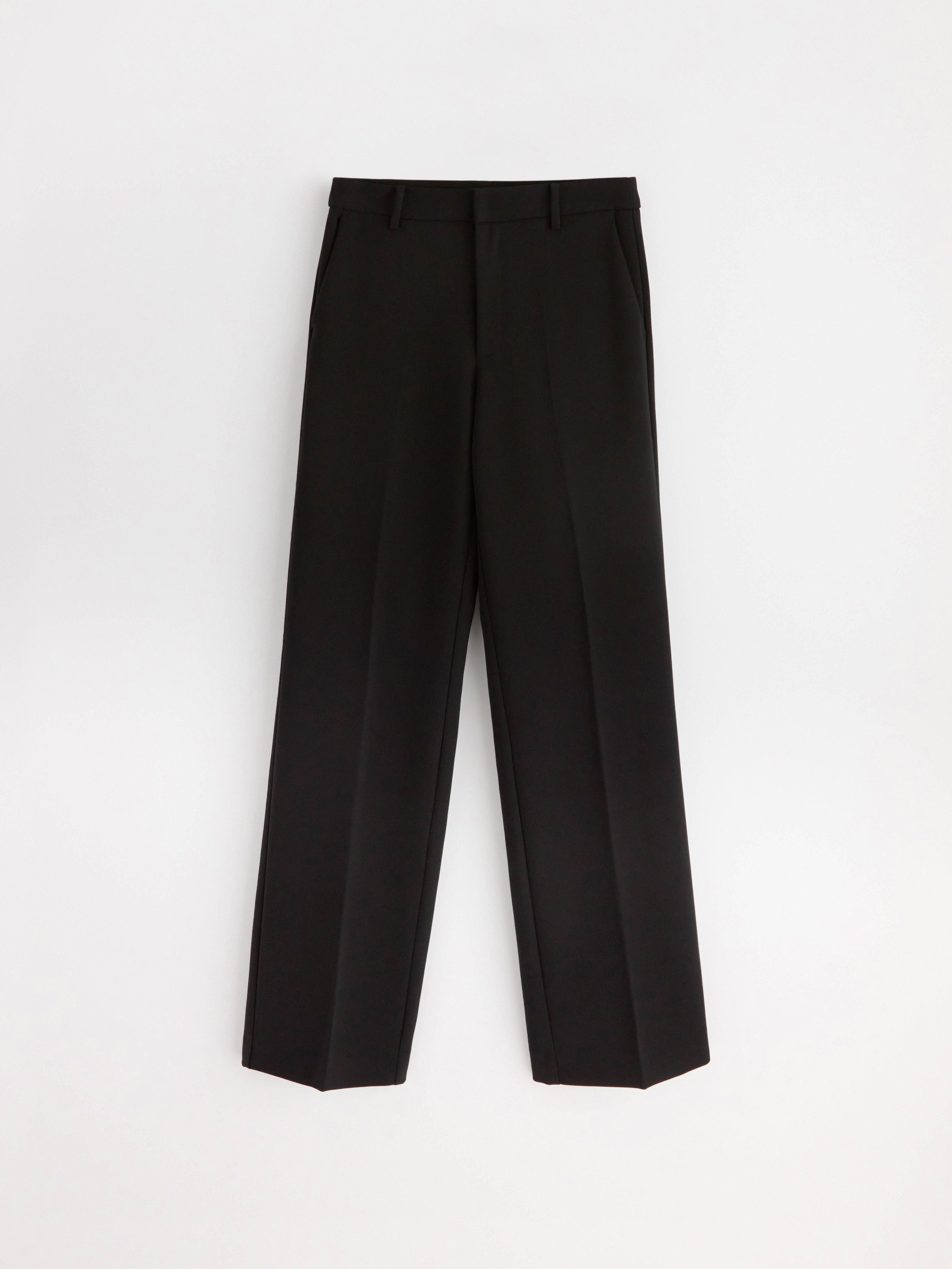 Pantalones NOOR de pierna extralarga en color negro.