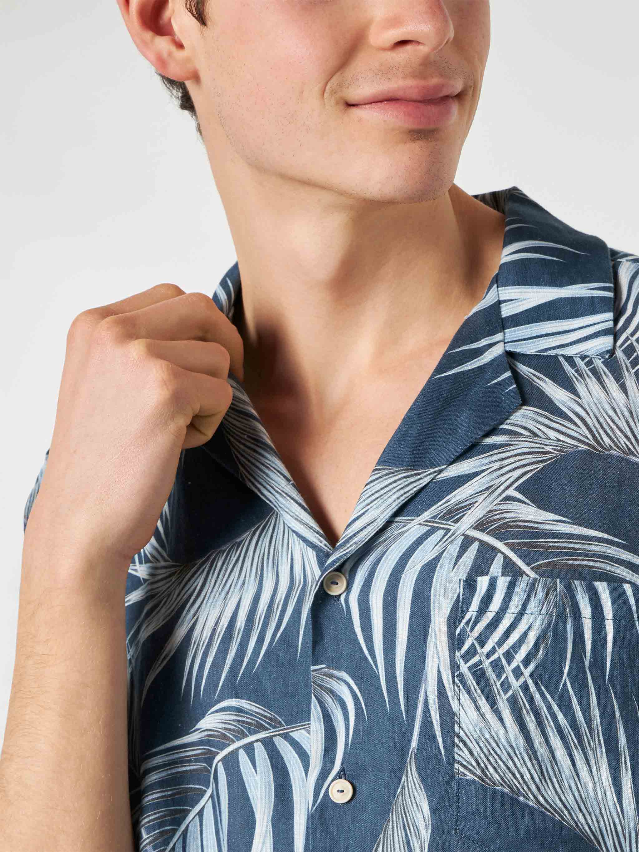 Camisa masculina com estampa de folhas