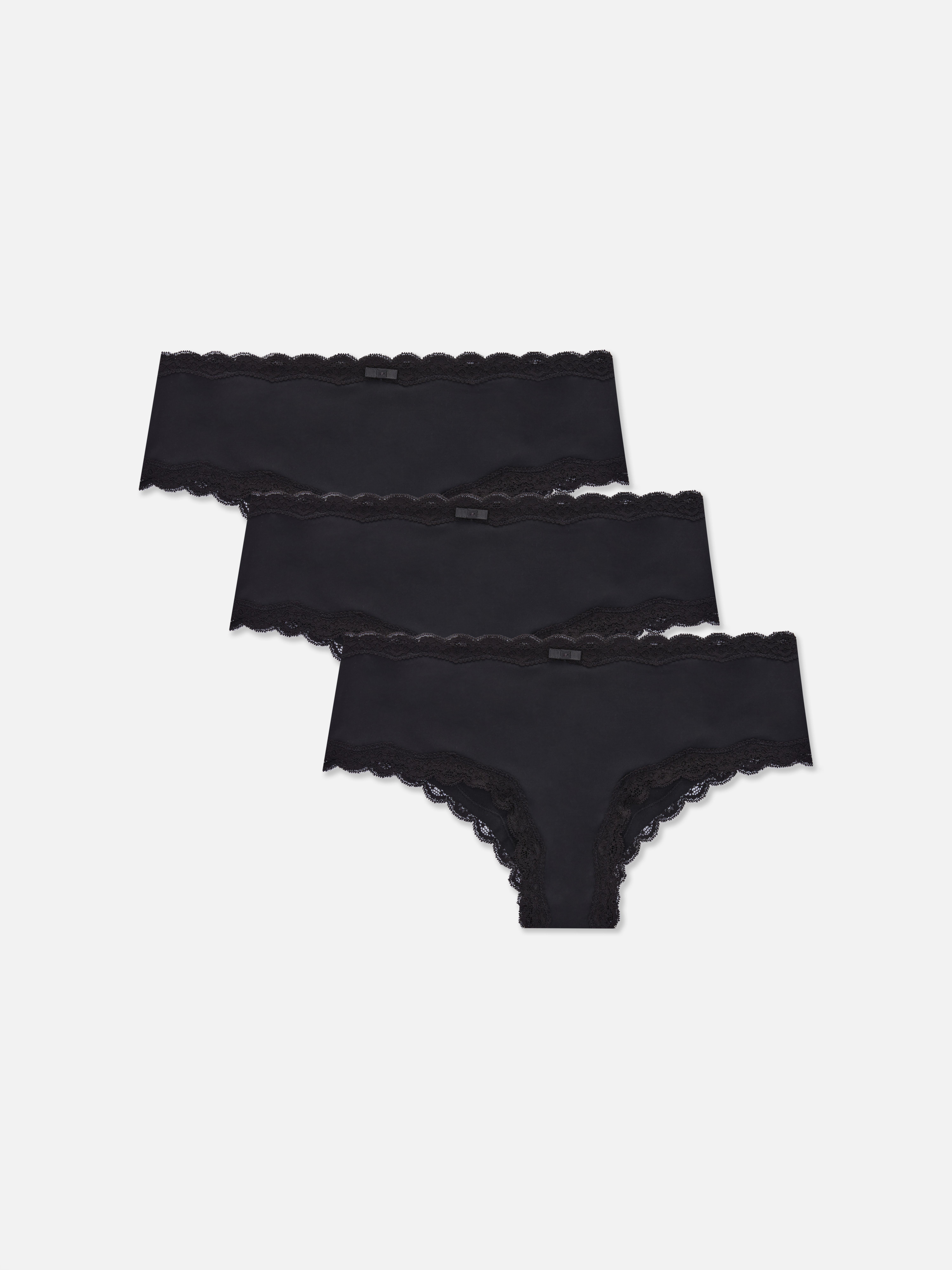 Hipstertruser med blondekant, sett med 3. Disse hipstertrusene med blonder og stretch er et velkomment tilskudd til undertøysskuffen din.