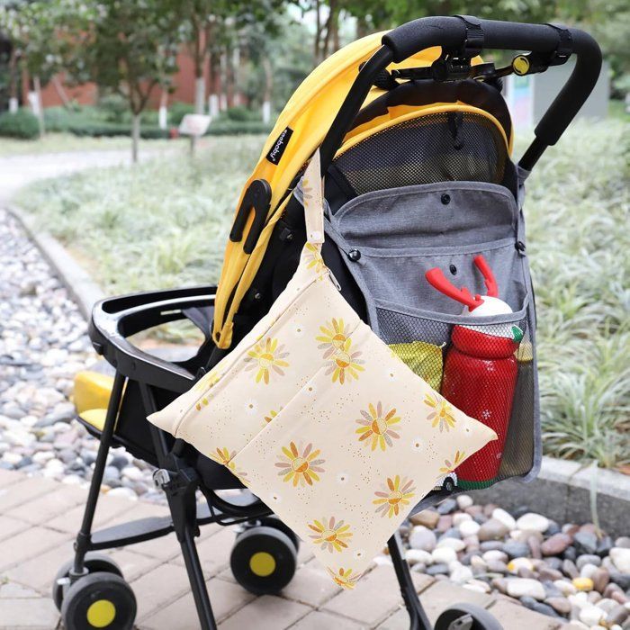 Juego de 3 bolsas impermeables para pañales, con estampado floral amarillo.