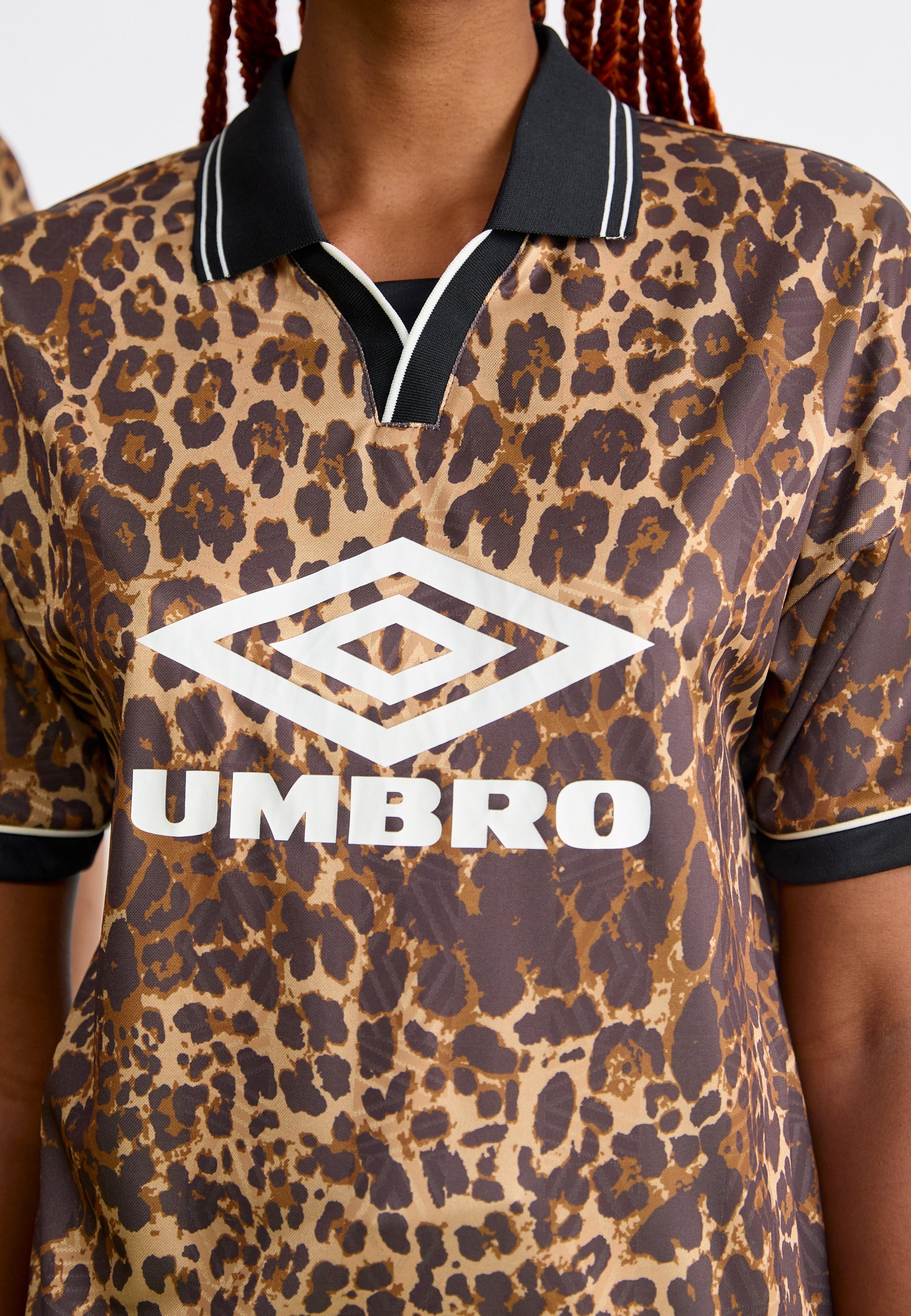 Polo Umbro BOXY FOOTBALL UNISEX - leopardata / nera / bianca brillante