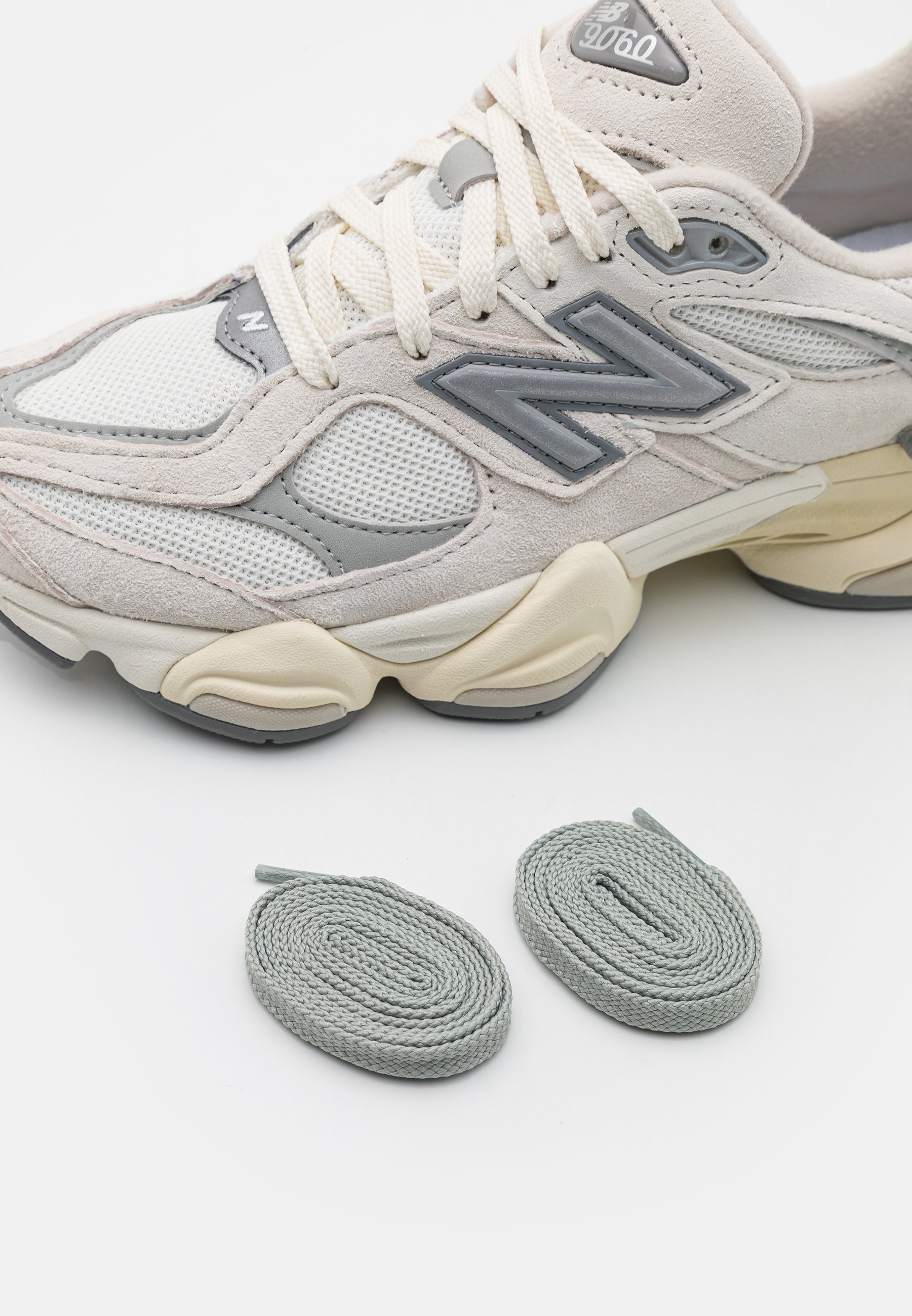 New Balance U9060 UNISEX - Vabaajajalatsid - valged