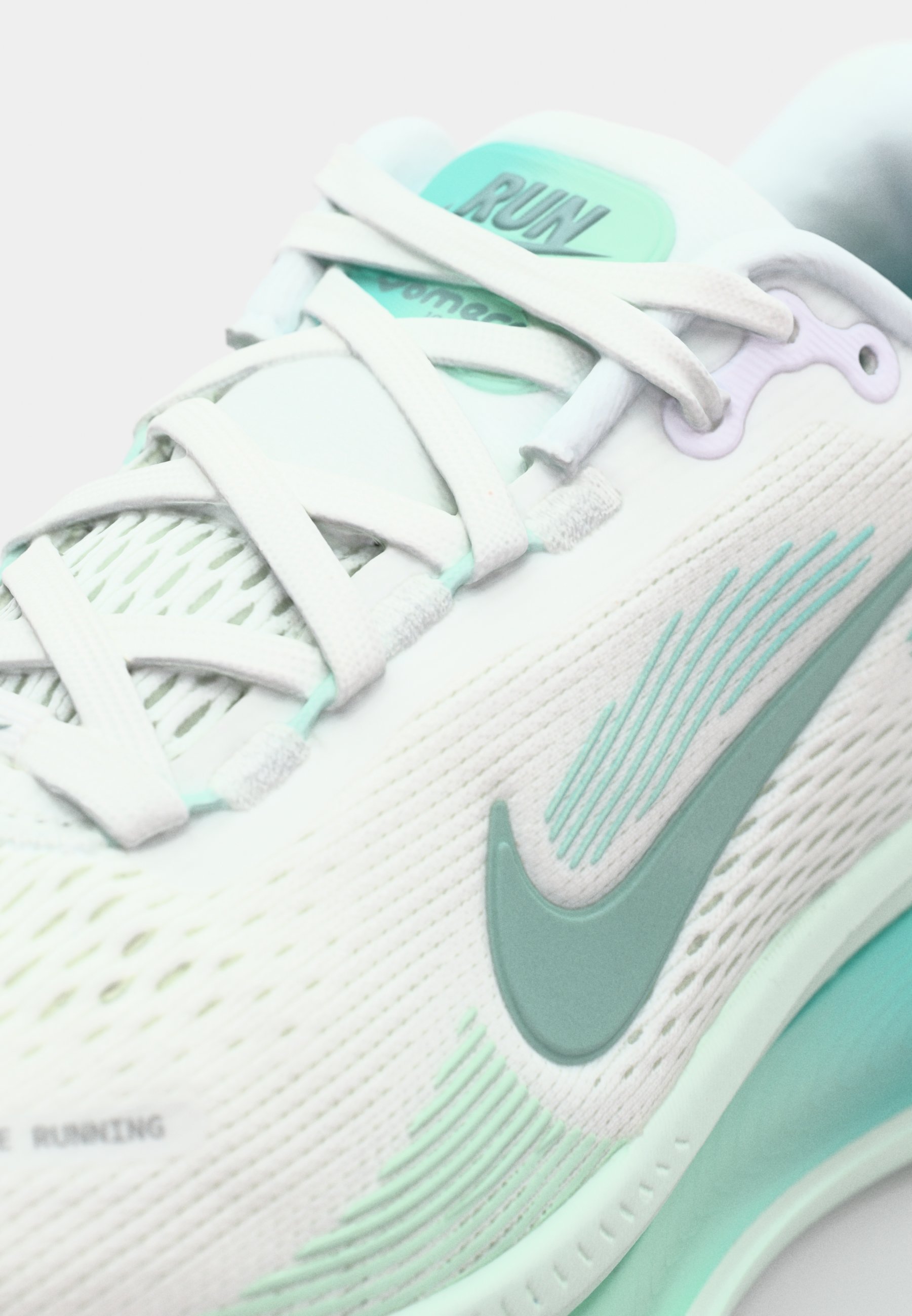Nike Performance VOMERO 18 - Hardloopschoenen voor op de weg - wit/cannon/bleek turkoois/mint foam/lichtgroen