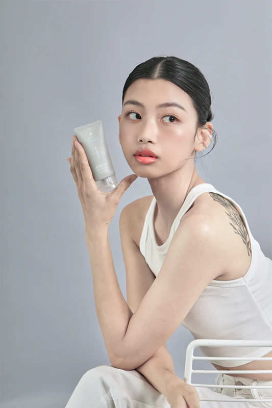 Protetor solar facial diário Mizon Inout, fluido ultraleve com efeito calmante.