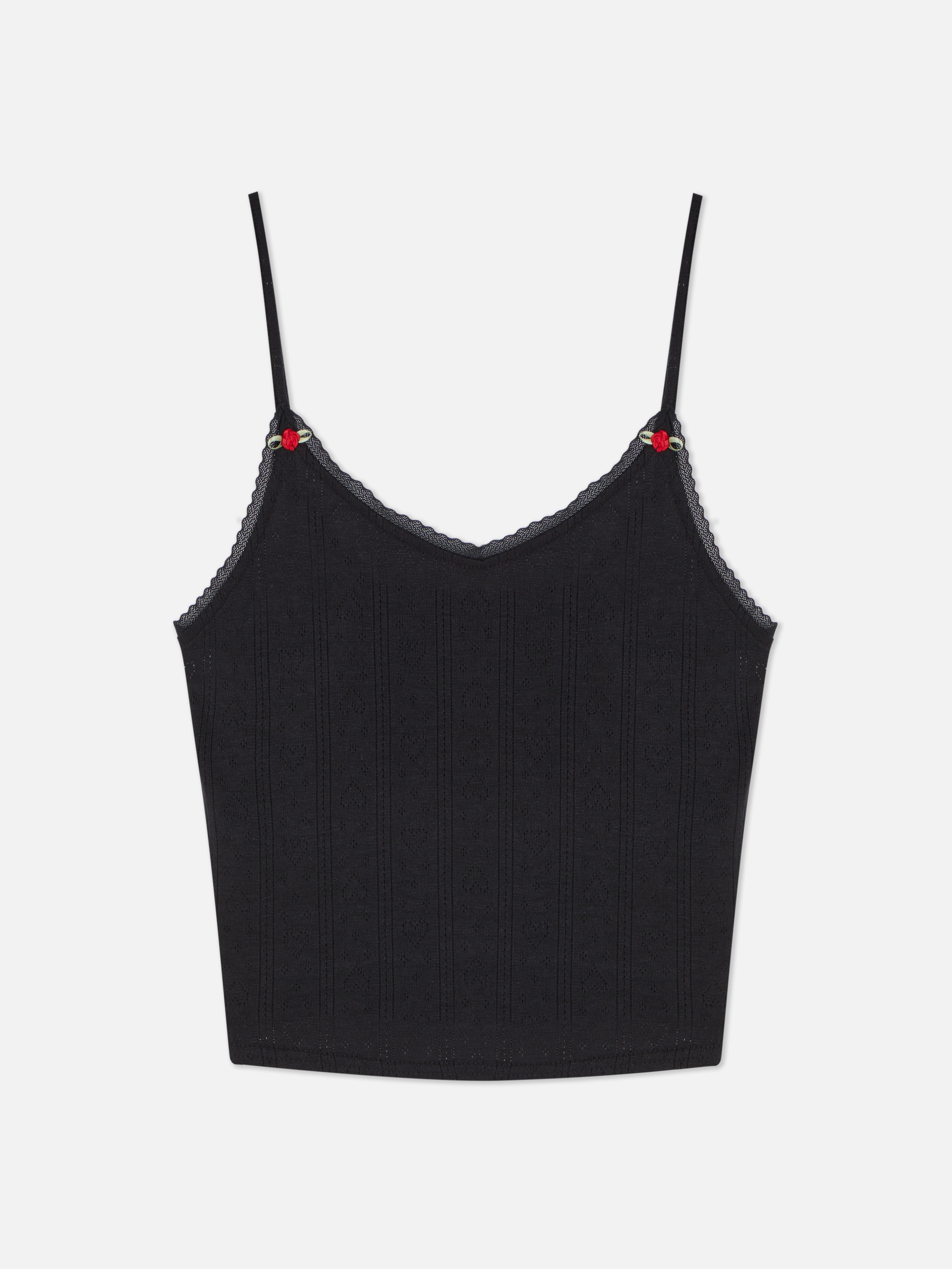 Top de pijama cu trandafir ajurat Un top de pijama cu detalii ajurate, trandafiri și dantelă