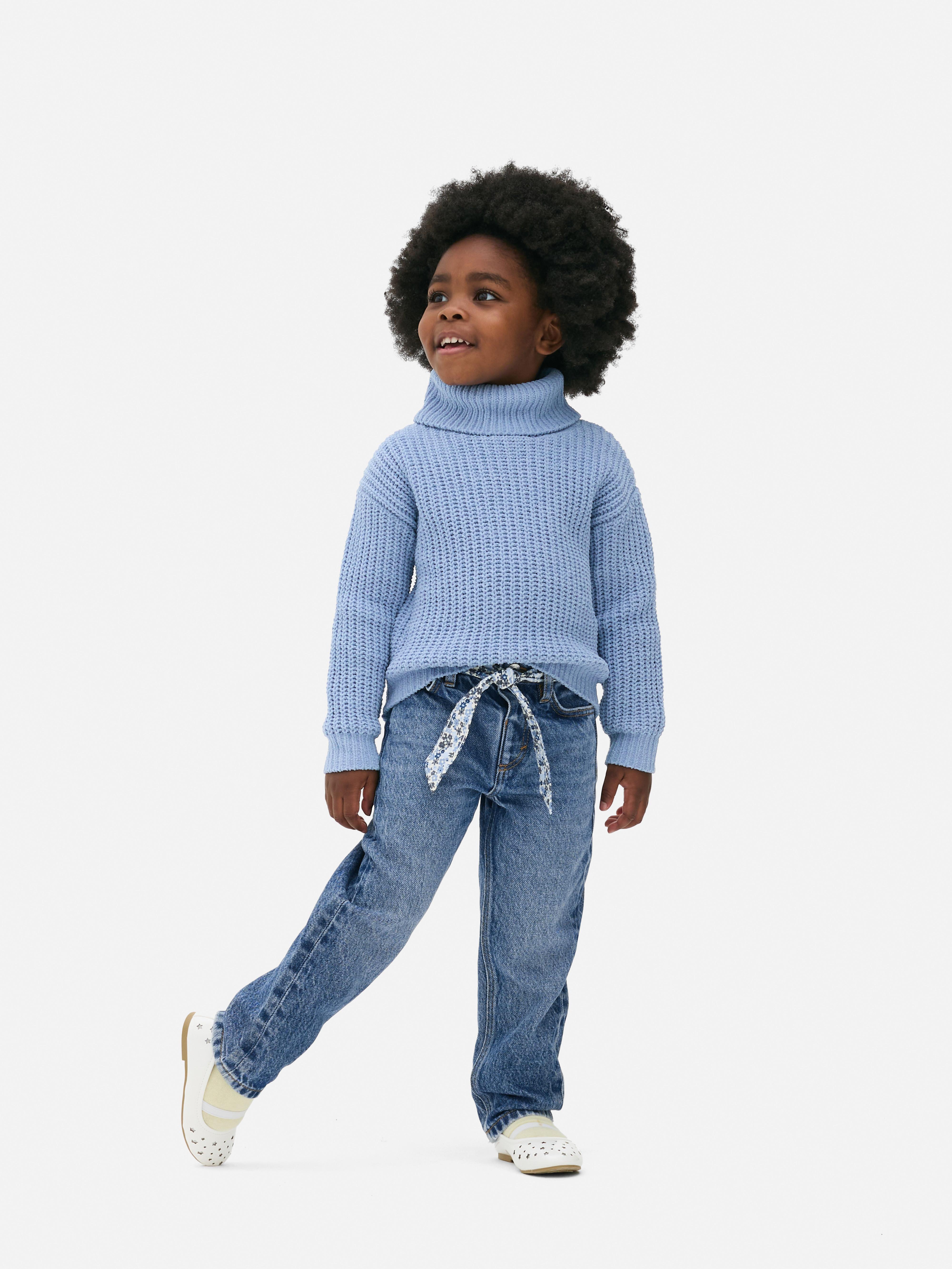 Jeans met gebloemde strikceintuur Een relaxte jeans met riemlussen, zakken en een gebloemde strikceintuur