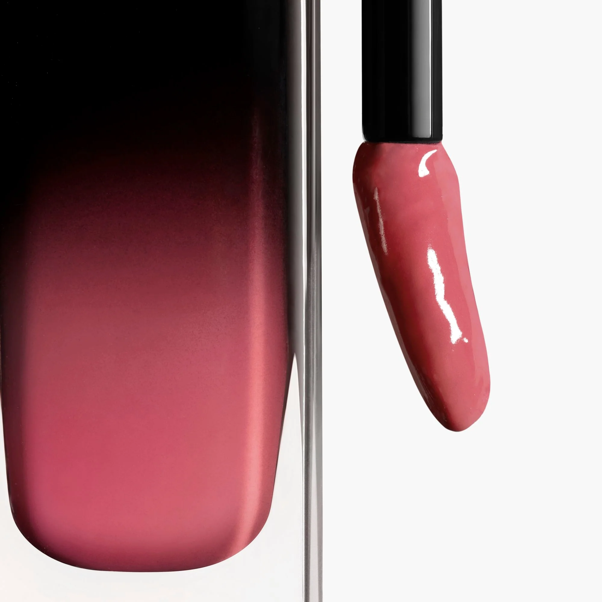 ROUGE ALLURE LAQUE - IL ROSSETTO FLUIDO BRILLANTE TENUTA ESTREMA