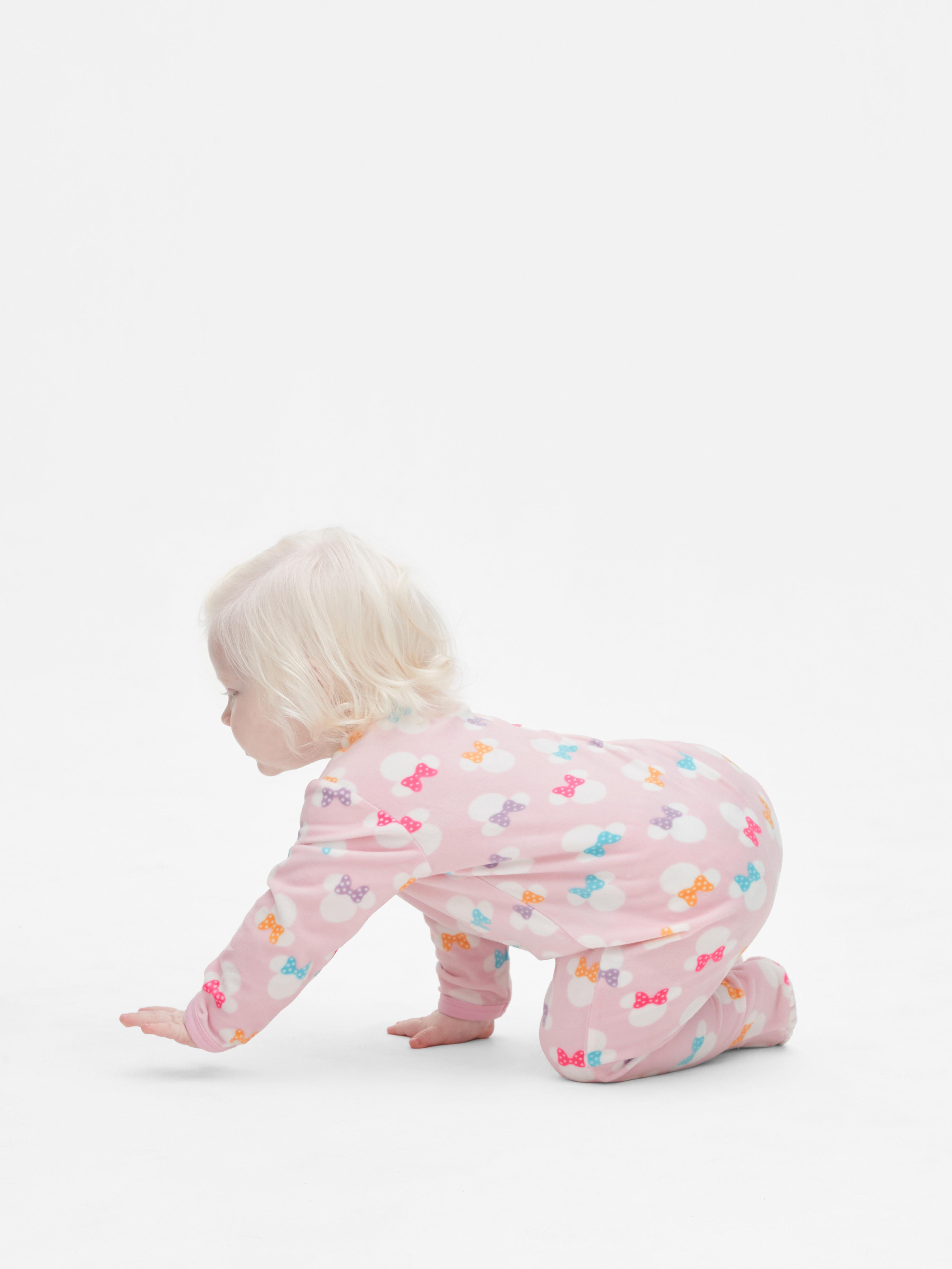 Pijamale Disney Minnie Mouse din fleece Micuța ta mini-eu arată adorabil în acest pijamale Disney din fleece moale.