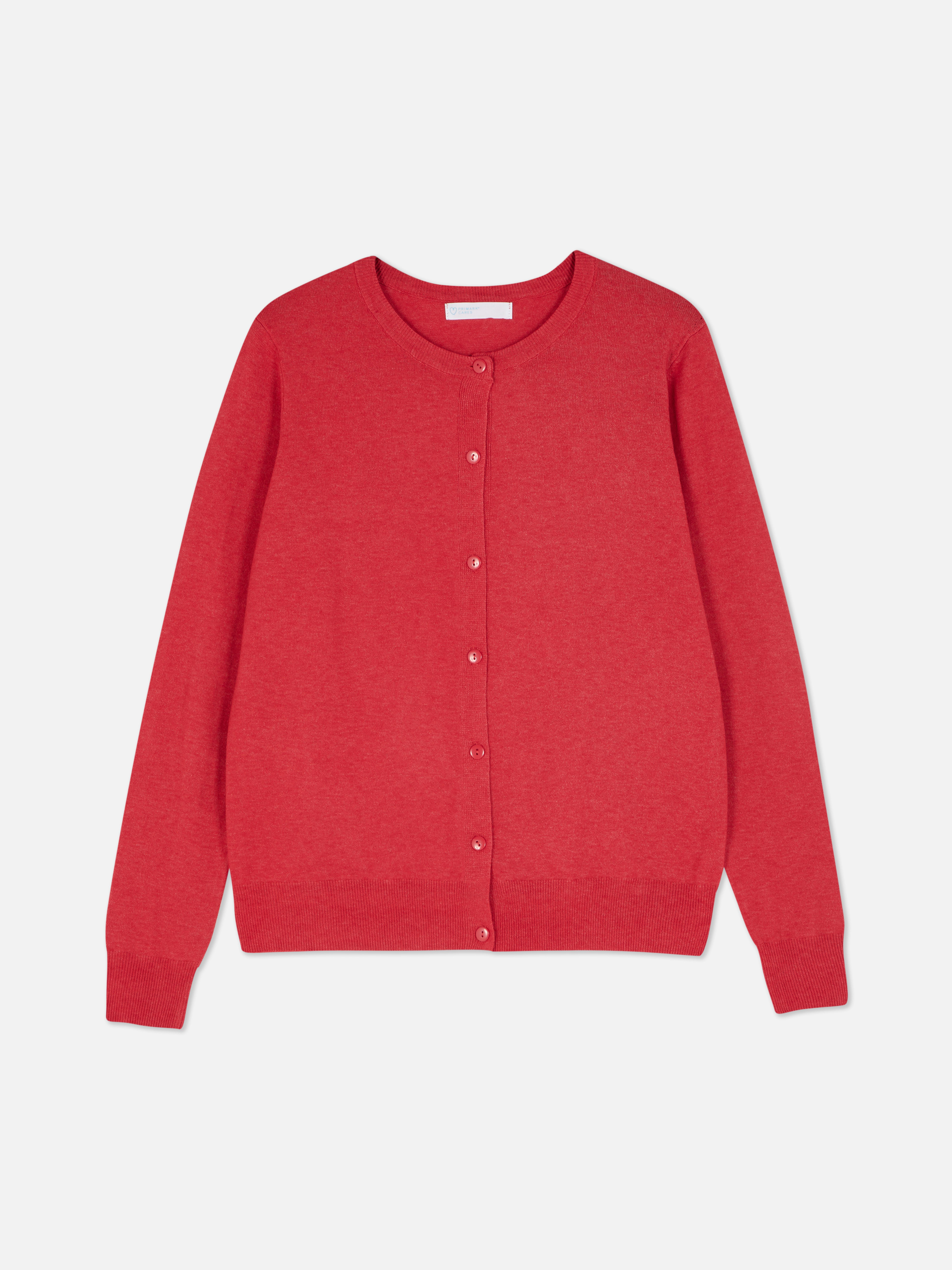 Klassisk cardigan med rund hals. Den runde halsen og knappelukkingen gjør denne cardiganen til en sofistikert versjon av hverdagslig.