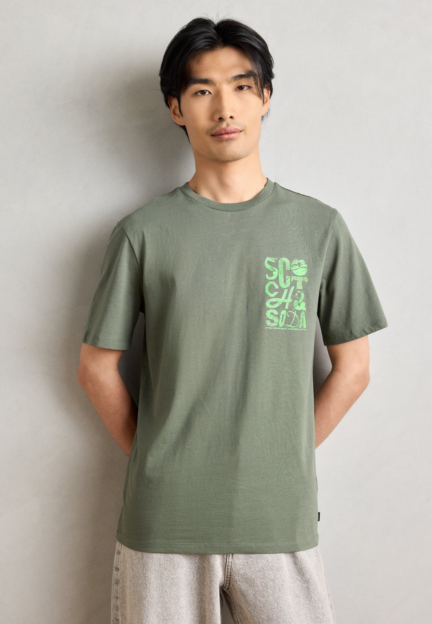 T-shirt Scotch & Soda REGULAR FIT con logo sul petto a sinistra - stampa - timo