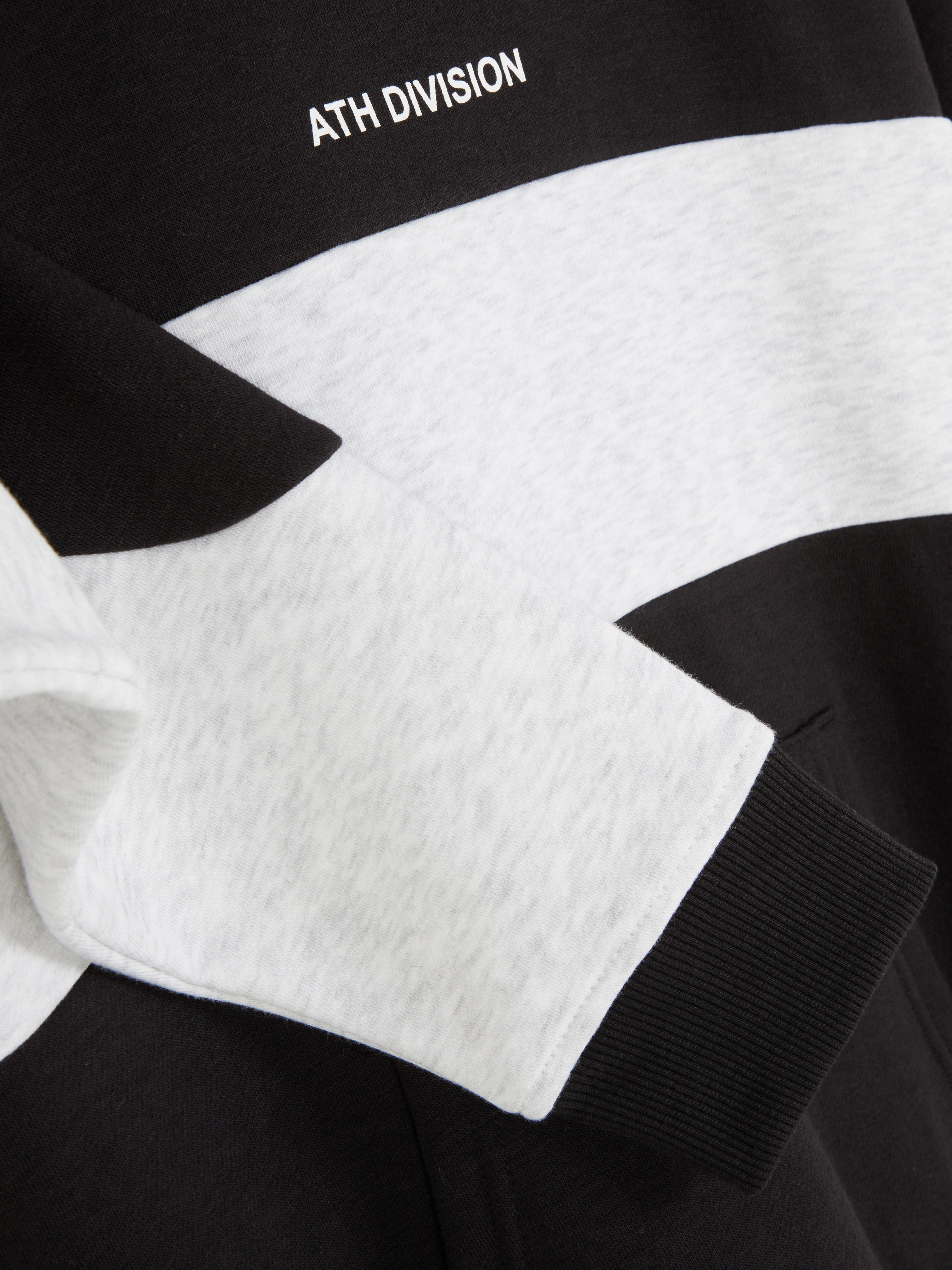 Passender Hoodie mit Farbblock-Design. Ein Hoodie mit fester Kapuze, gerippten Bündchen, Farbblock-Design und Kängurutasche.
