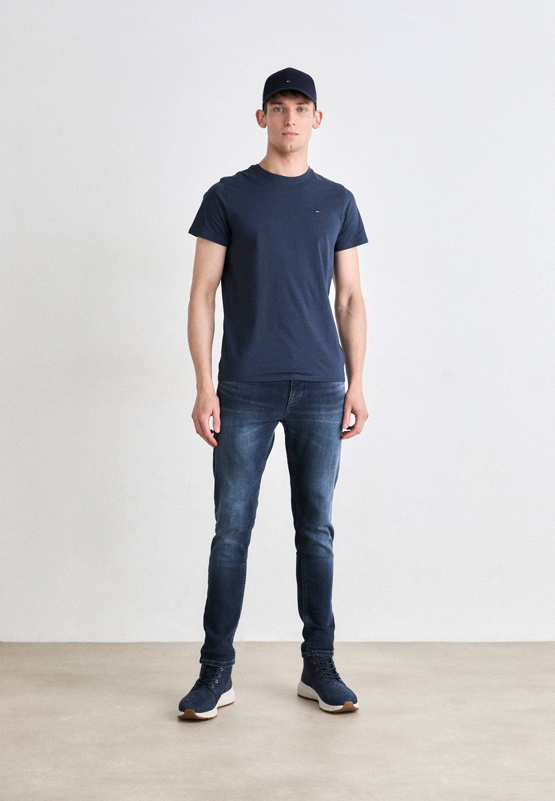 Tommy Jeans AUSTIN TAPERED - Jean coupe slim - denim foncé