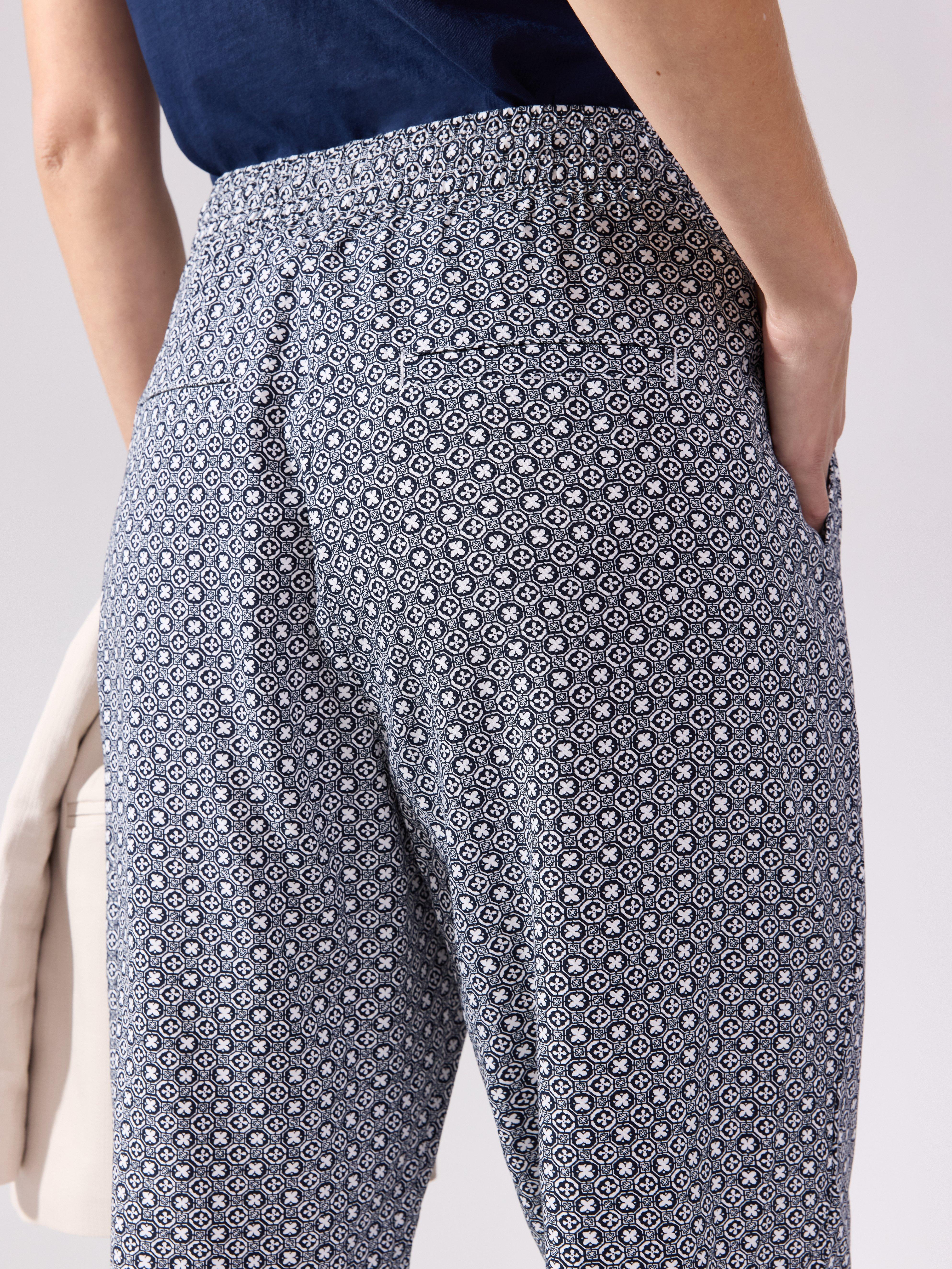 Calça cropped afunilada AVA azul marinho escuro