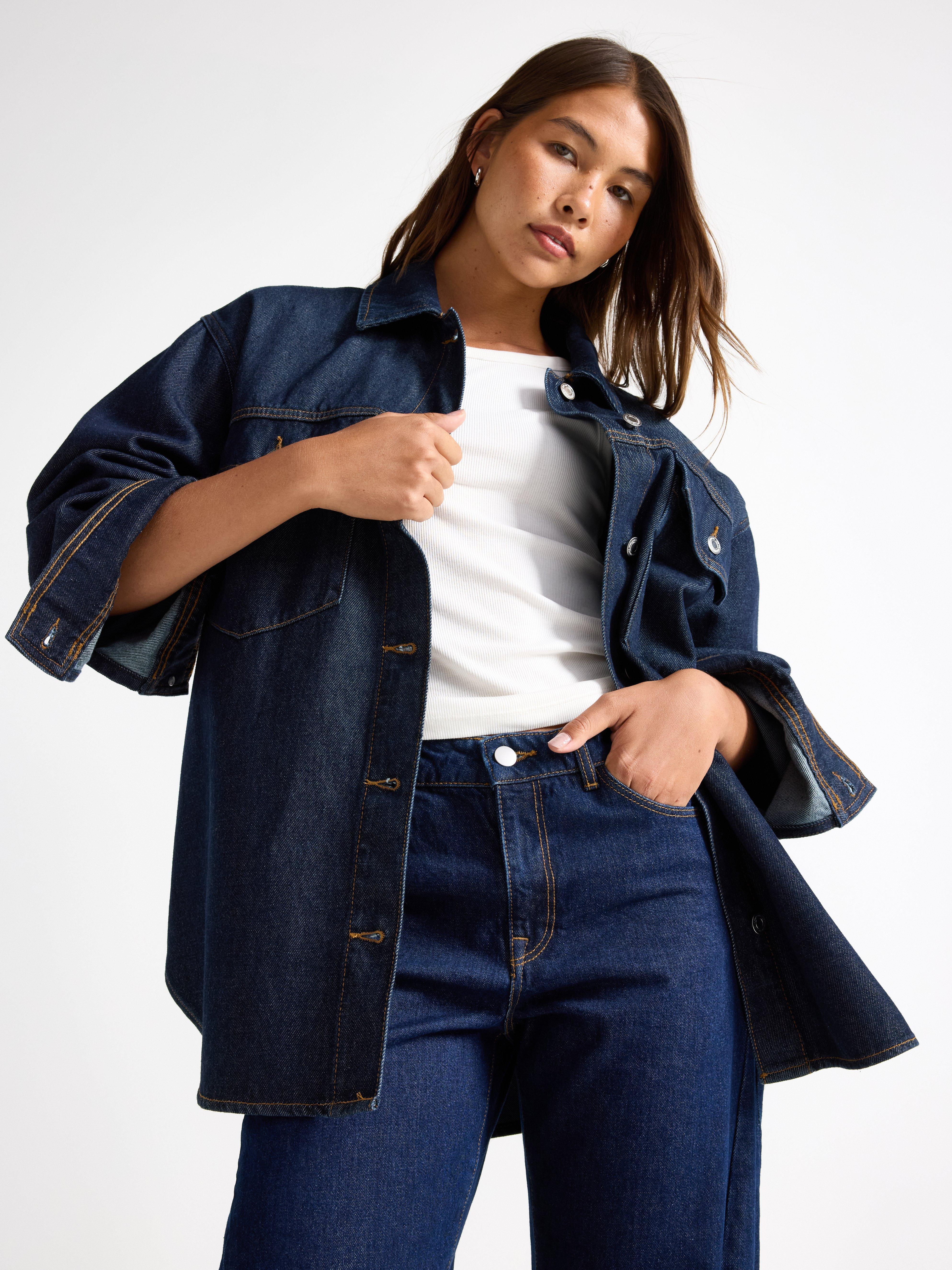Jaqueta jeans em jeans escuro