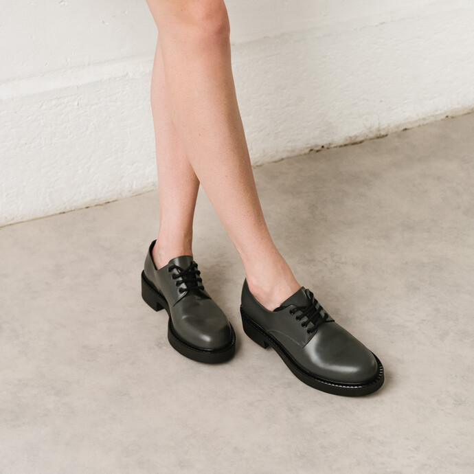 Derbies à lacets et semelles épaisses  en cuir glacé anthracite