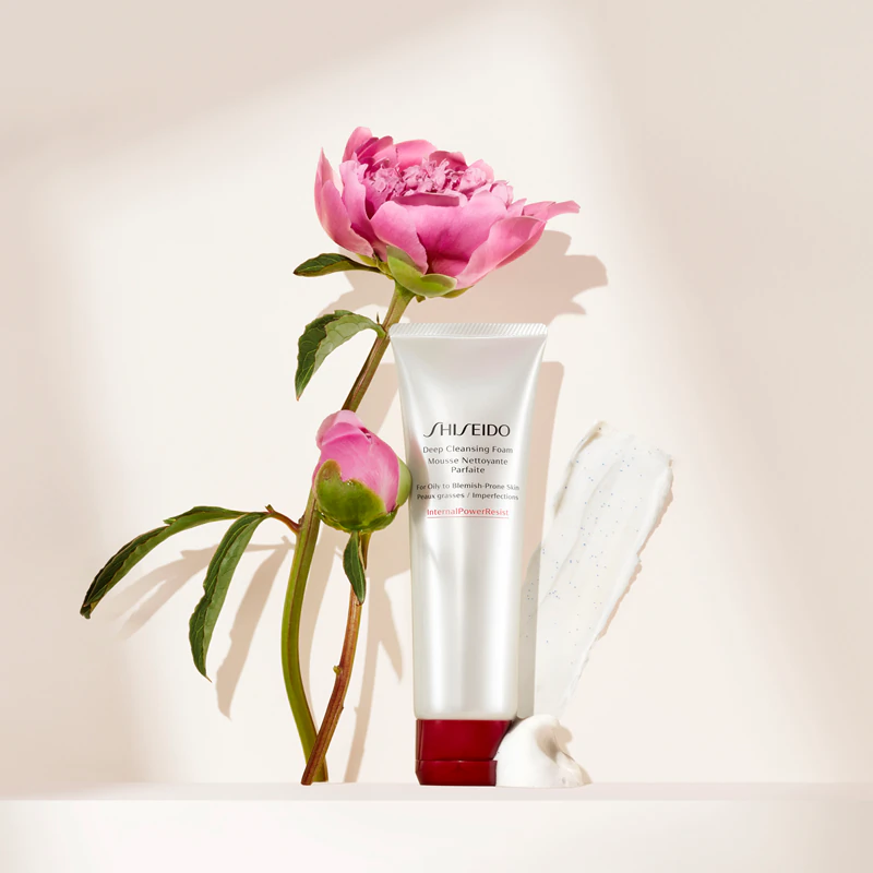 Espuma de limpeza profunda Shiseido Generic Skincare para pele oleosa e problemática.