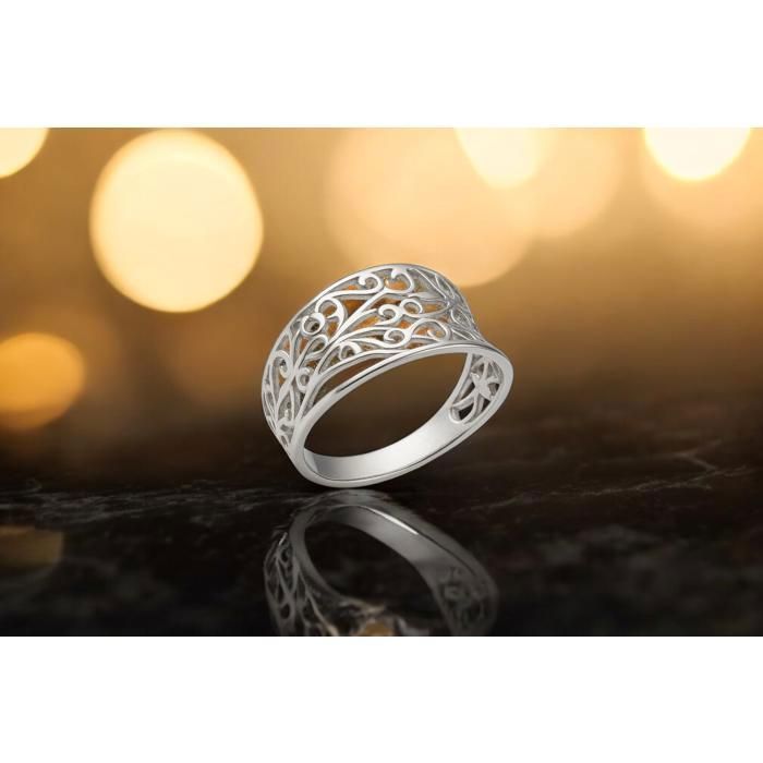 Anillo de plata de ley 925 para mujer: elegante y atemporal, con diseño calado y motivos vegetales. Joyería delicada y refinada.