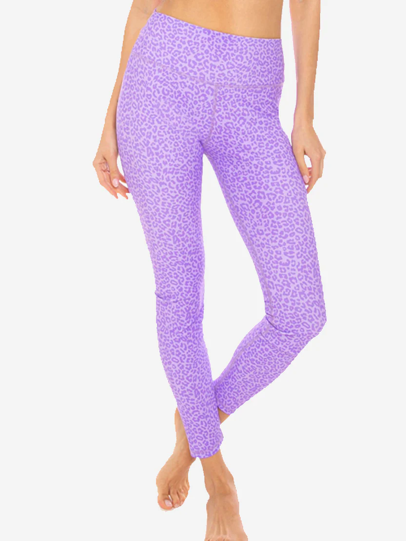 Leggings de yoga con estampado animal en color morado pastel.
