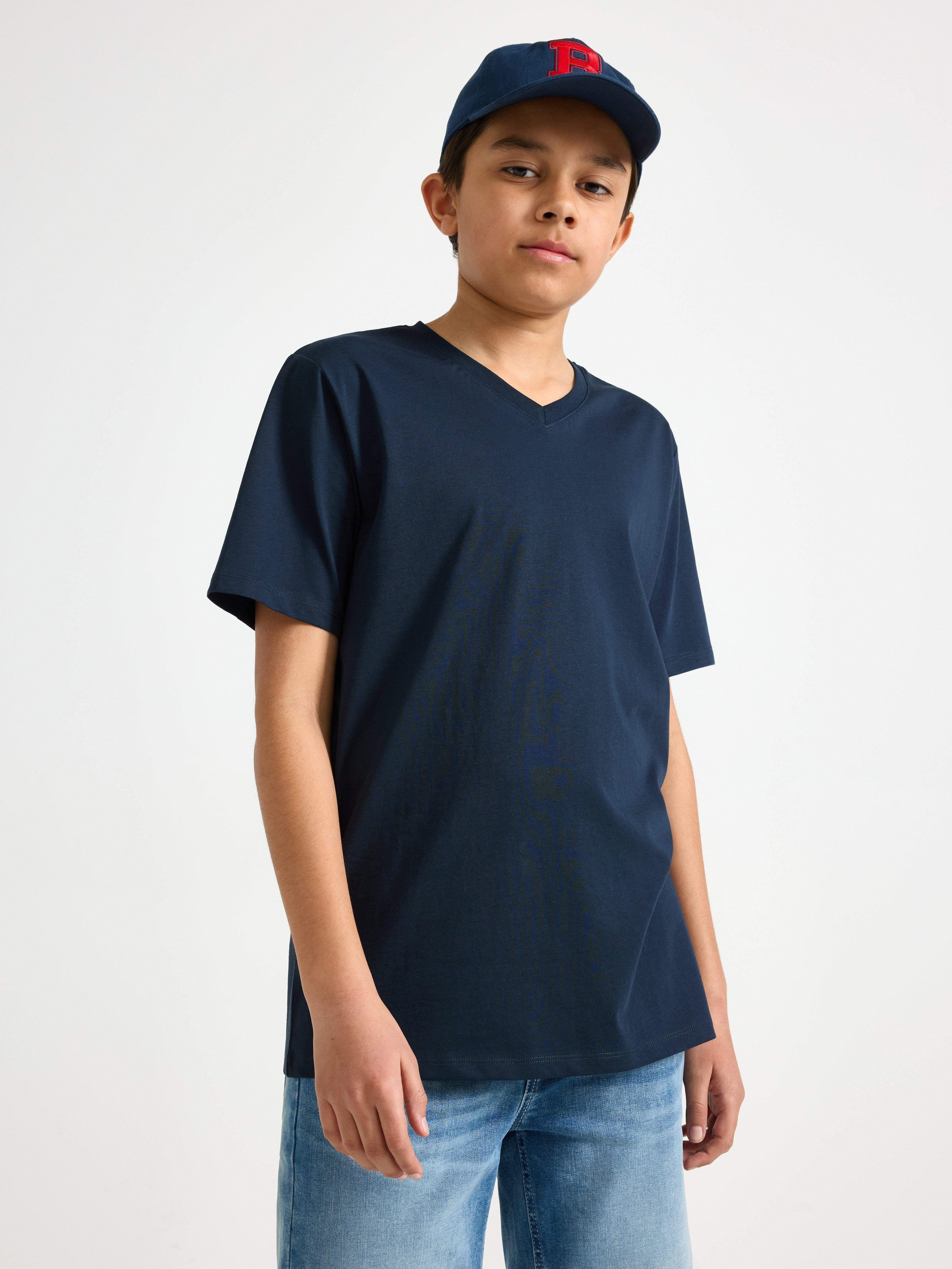 Camiseta con cuello en V, color azul marino oscuro.