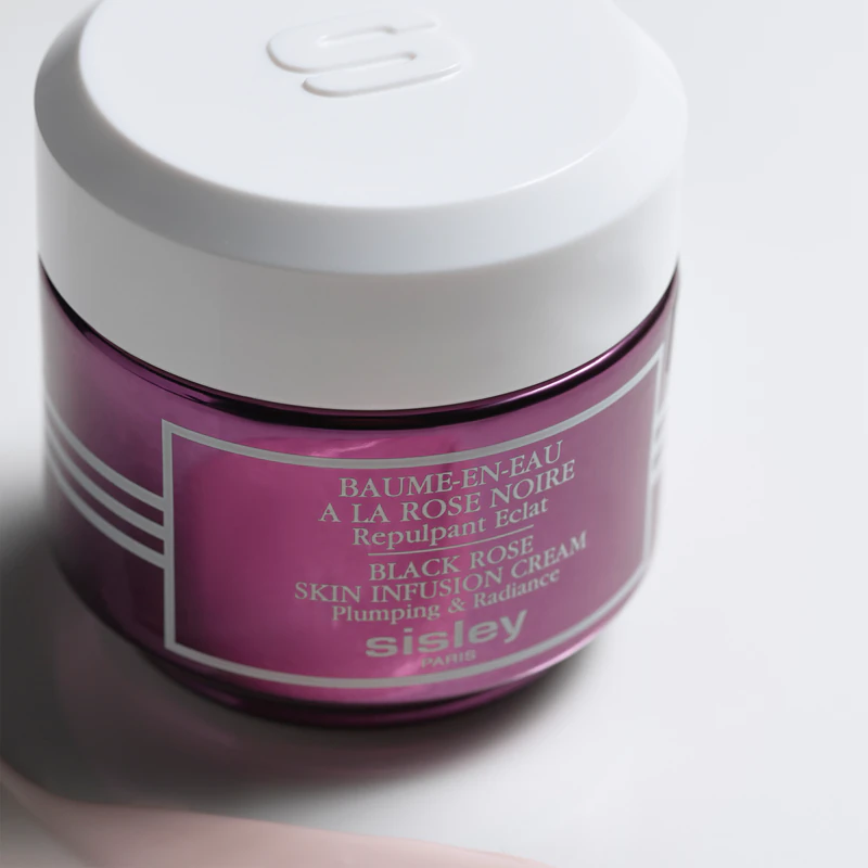 creme Sisley Black Rose Skin Infusion é um luxuoso creme iluminador que suaviza e firma a pele, prevenindo rugas.
