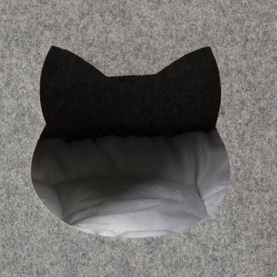 Toca de feltro para gatos, ideal para prateleiras.