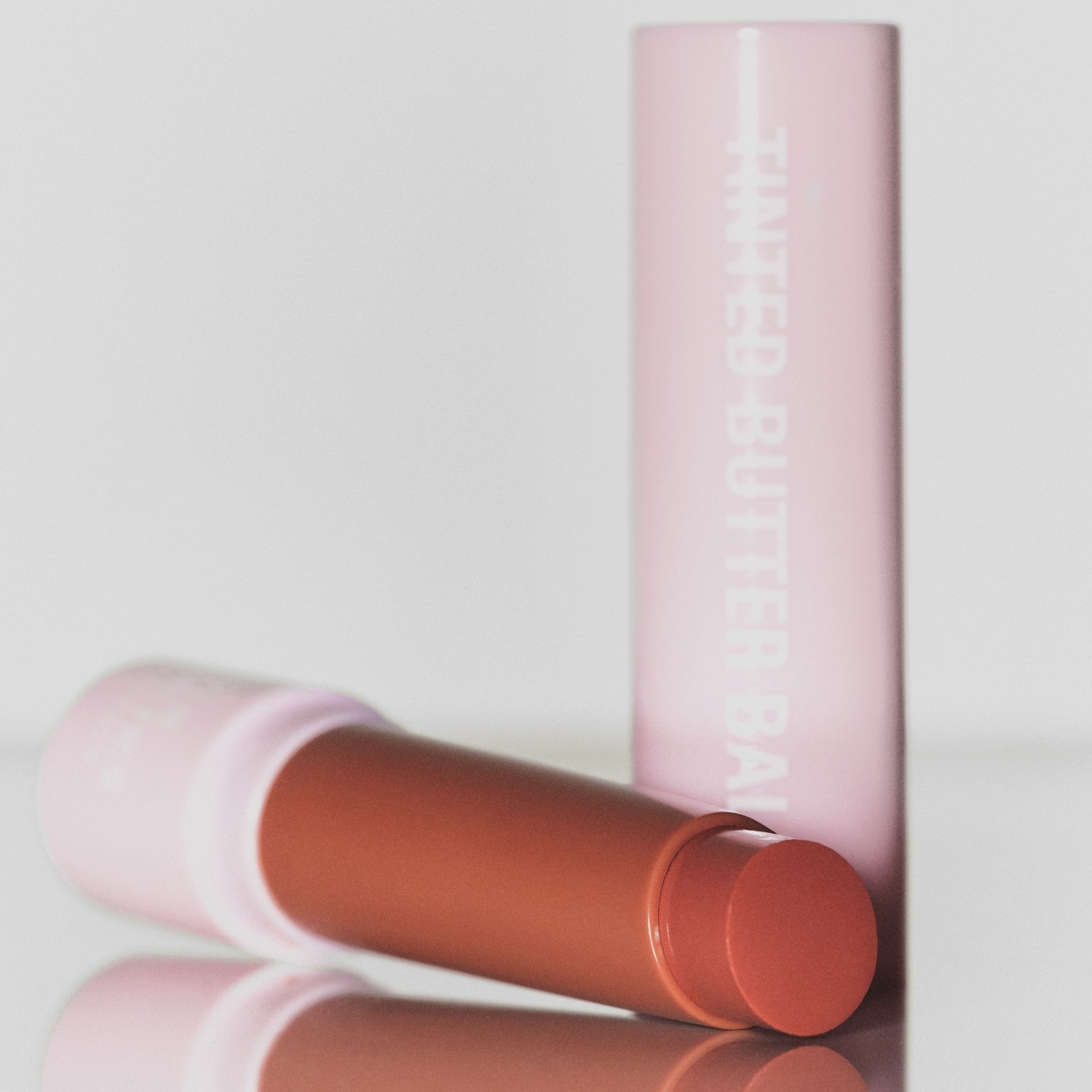 KYLIE COSMETICS lūpų balzamas „Tinted Butter Balm“ – 2,4 g