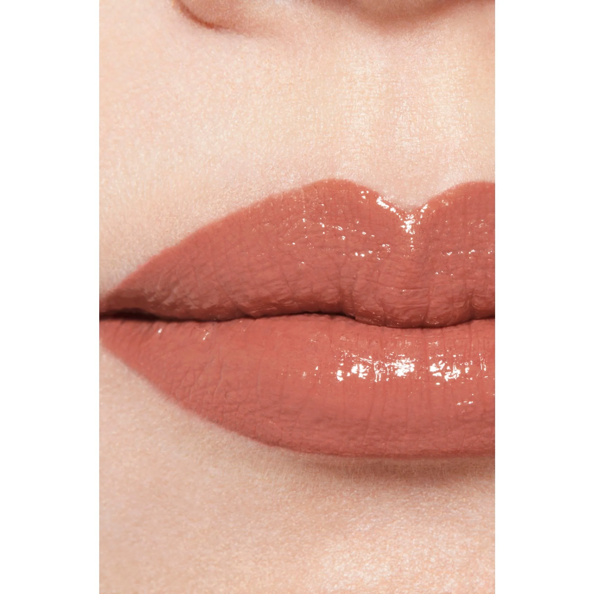 ROUGE ALLURE LAQUE - IL ROSSETTO FLUIDO BRILLANTE TENUTA ESTREMA