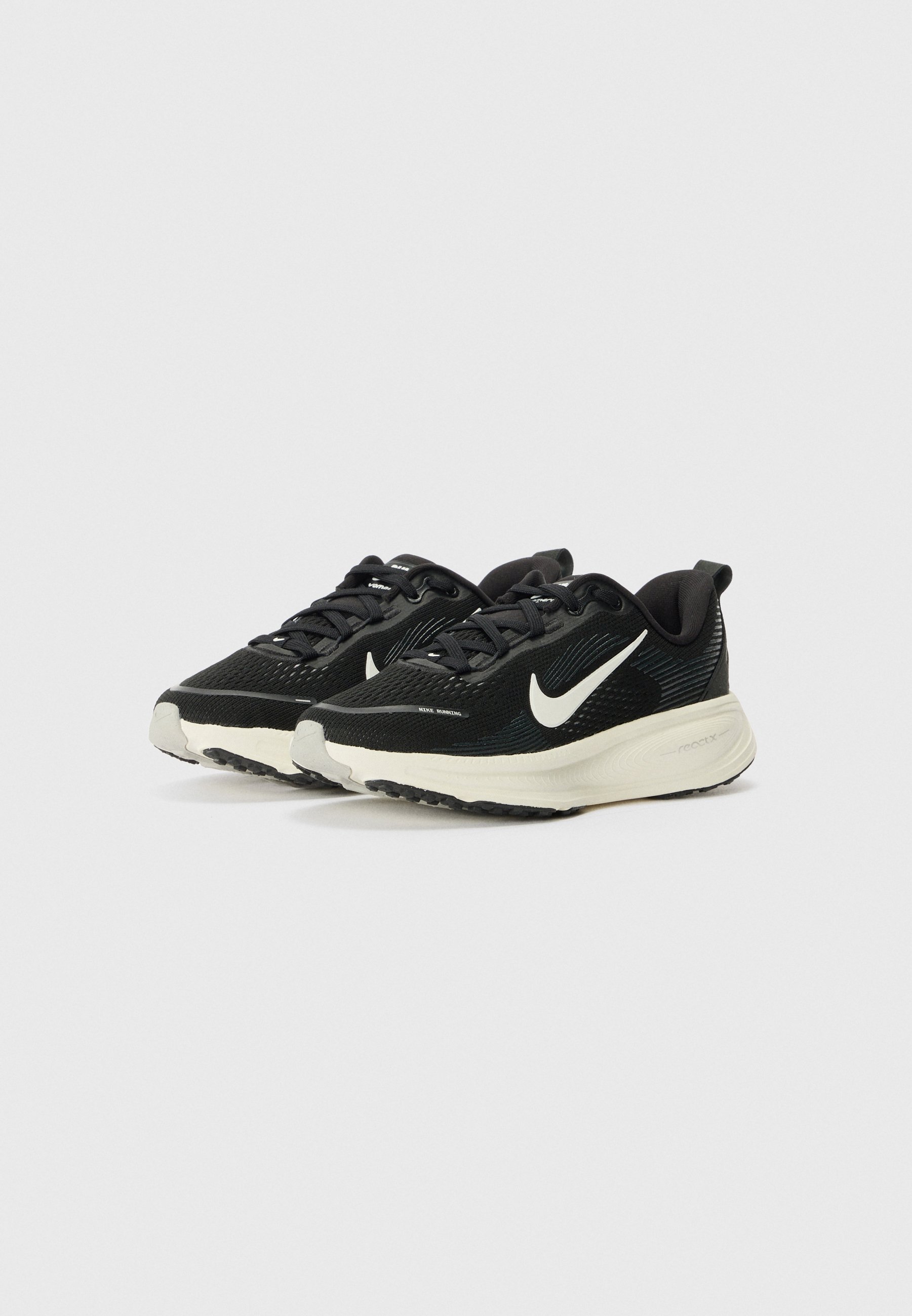 Nike Performance VOMERO 18 UNISEX - Hardloopschoenen voor op de weg - zwart/summit wit/kokosmelk
