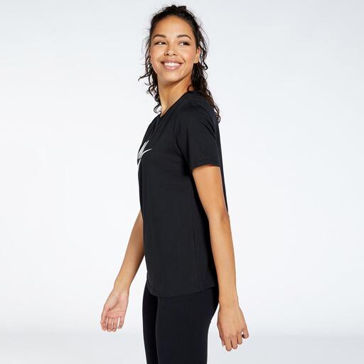  Nike Sportswear Essentials