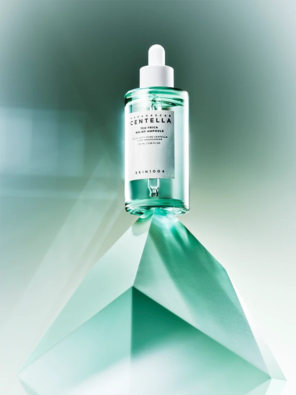 SKIN1004 Pomirjujoč serum za obraz z madagaskarsko centello in čajem Trica Relief Ampoule za problematično kožo